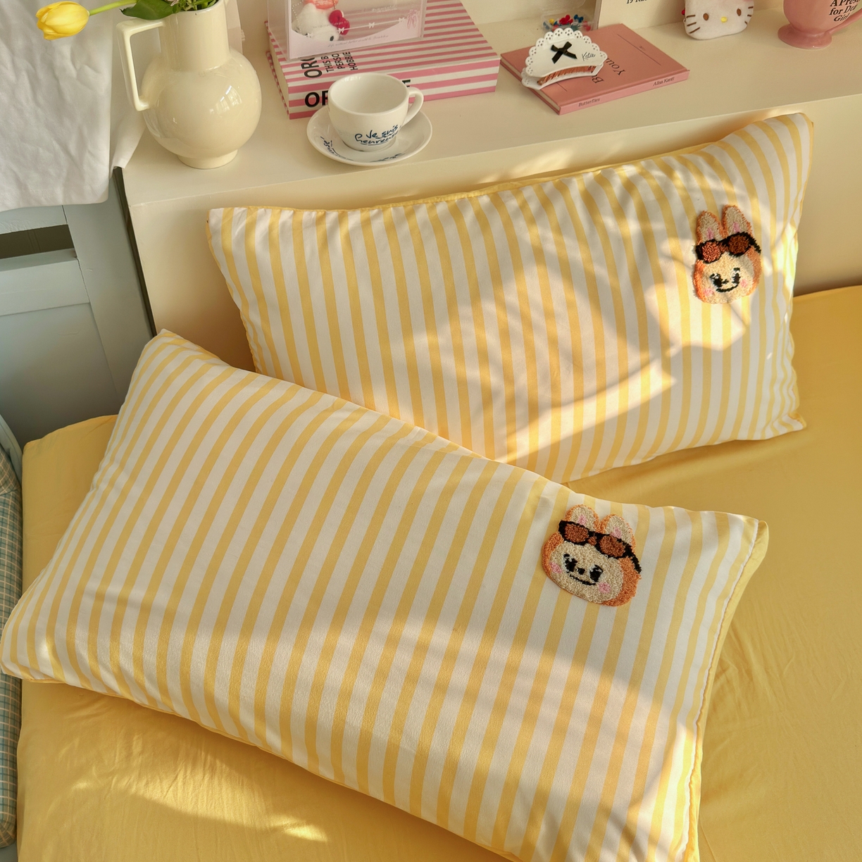 91家纺网 家纺一手货源 找家纺 优卡迪家纺馆 2026新款A类亲肤水洗棉毛巾绣系列四件套下载文件包含买家秀 布丁小熊-嫩黄