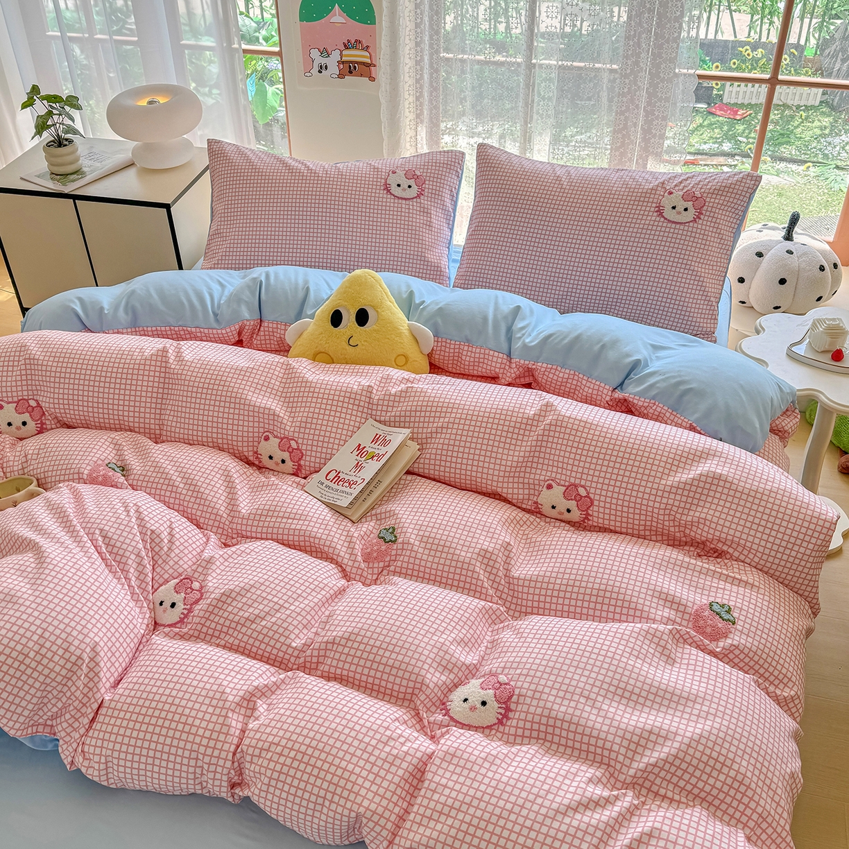 91家纺网 家纺一手货源 找家纺 优卡迪家纺馆 2026新款A类亲肤水洗棉毛巾绣系列四件套下载文件包含买家秀 草莓KT-布丁粉