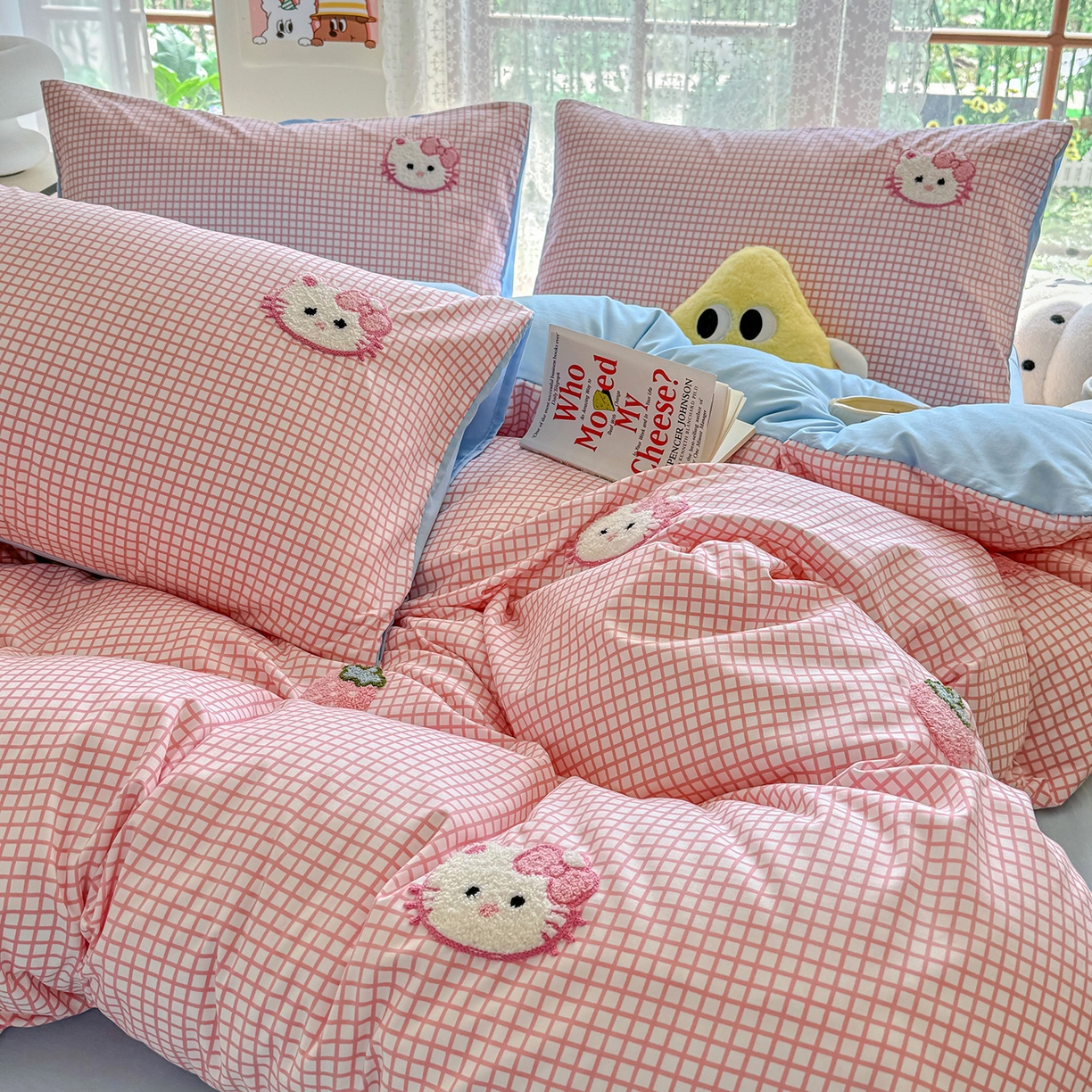 91家纺网 家纺一手货源 找家纺 优卡迪家纺馆 2026新款A类亲肤水洗棉毛巾绣系列四件套下载文件包含买家秀 草莓KT-布丁粉