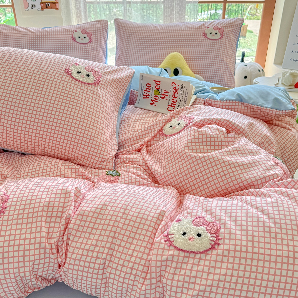 91家纺网 家纺一手货源 找家纺 优卡迪家纺馆 2026新款A类亲肤水洗棉毛巾绣系列四件套下载文件包含买家秀 草莓KT-布丁粉