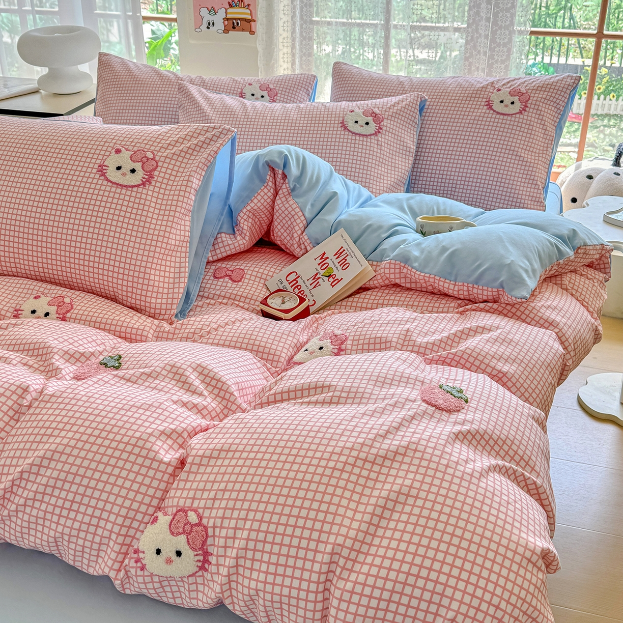 91家纺网 家纺一手货源 找家纺 优卡迪家纺馆 2026新款A类亲肤水洗棉毛巾绣系列四件套下载文件包含买家秀 草莓KT-布丁粉