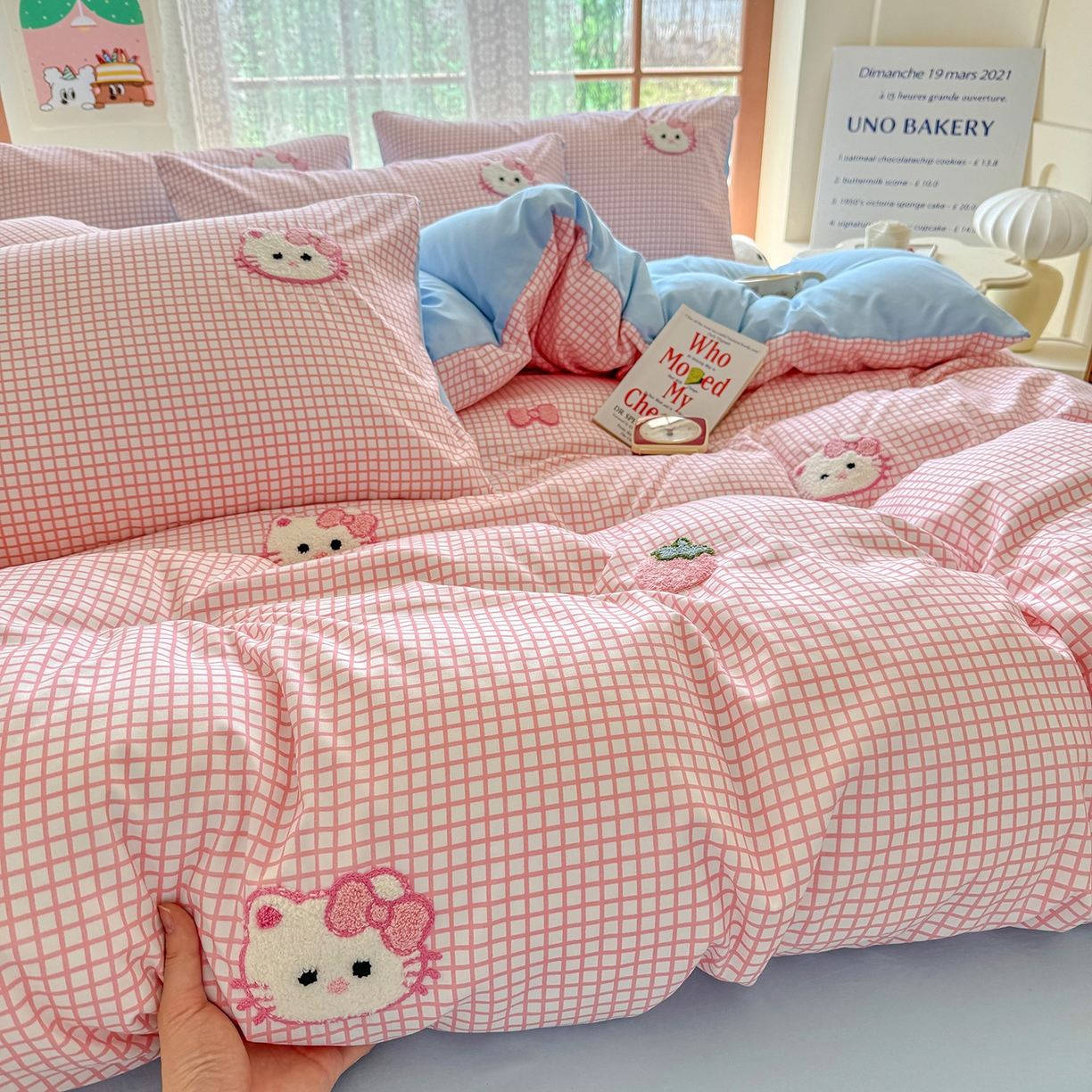 91家纺网 家纺一手货源 找家纺 优卡迪家纺馆 2026新款A类亲肤水洗棉毛巾绣系列四件套下载文件包含买家秀 草莓KT-布丁粉