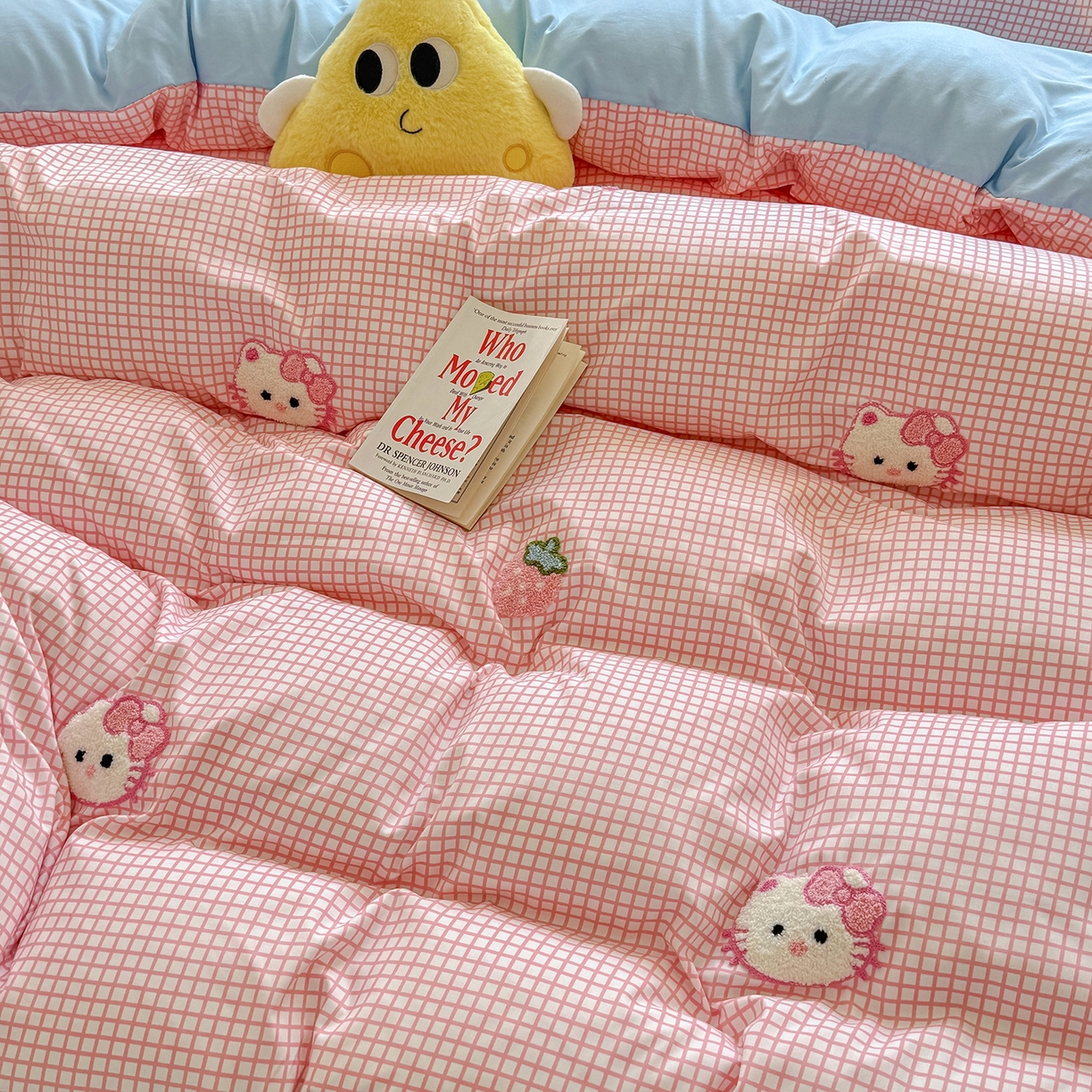 91家纺网 家纺一手货源 找家纺 优卡迪家纺馆 2026新款A类亲肤水洗棉毛巾绣系列四件套下载文件包含买家秀 草莓KT-布丁粉