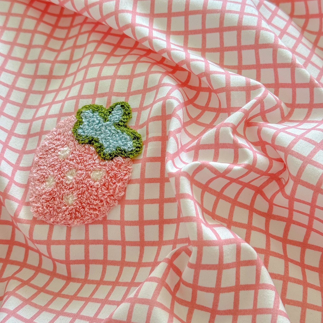 91家纺网 家纺一手货源 找家纺 优卡迪家纺馆 2026新款A类亲肤水洗棉毛巾绣系列四件套下载文件包含买家秀 草莓KT-布丁粉