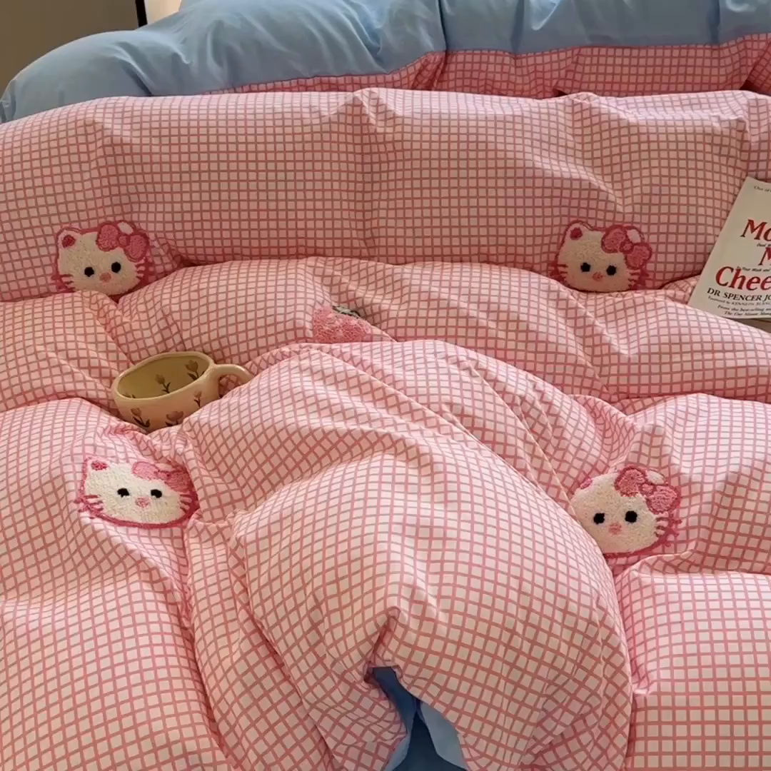 91家纺网 家纺一手货源 找家纺 优卡迪家纺馆 2026新款A类亲肤水洗棉毛巾绣系列四件套下载文件包含买家秀 草莓KT-布丁粉