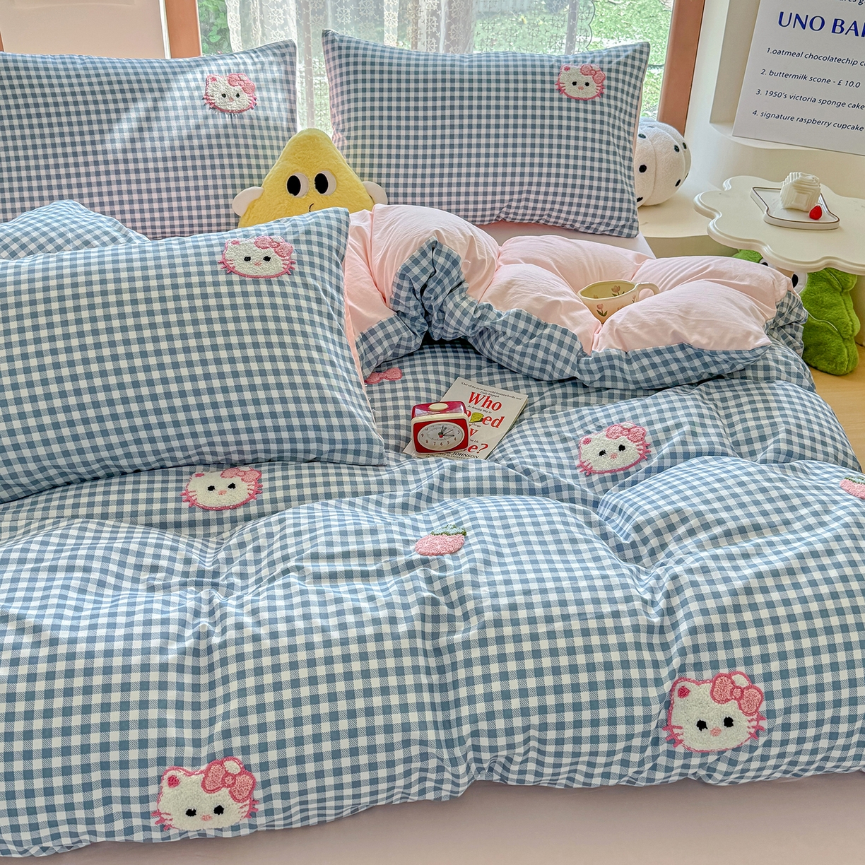 91家纺网 家纺一手货源 找家纺 优卡迪家纺馆 2026新款A类亲肤水洗棉毛巾绣系列四件套下载文件包含买家秀 草莓KT-布丁蓝