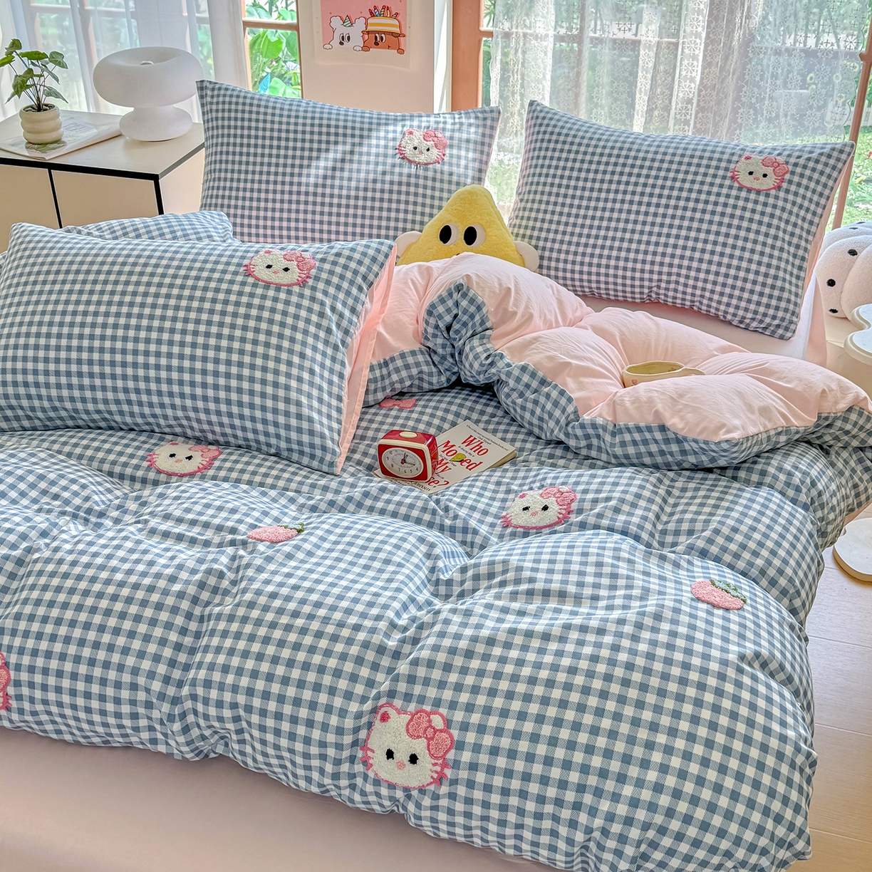 91家纺网 家纺一手货源 找家纺 优卡迪家纺馆 2026新款A类亲肤水洗棉毛巾绣系列四件套下载文件包含买家秀 草莓KT-布丁蓝