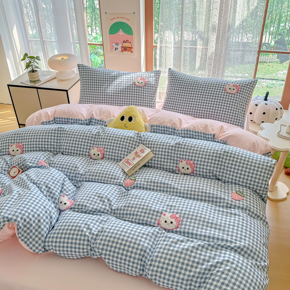 91家纺网 家纺一手货源 找家纺 优卡迪家纺馆 2026新款A类亲肤水洗棉毛巾绣系列四件套下载文件包含买家秀 草莓KT-布丁蓝