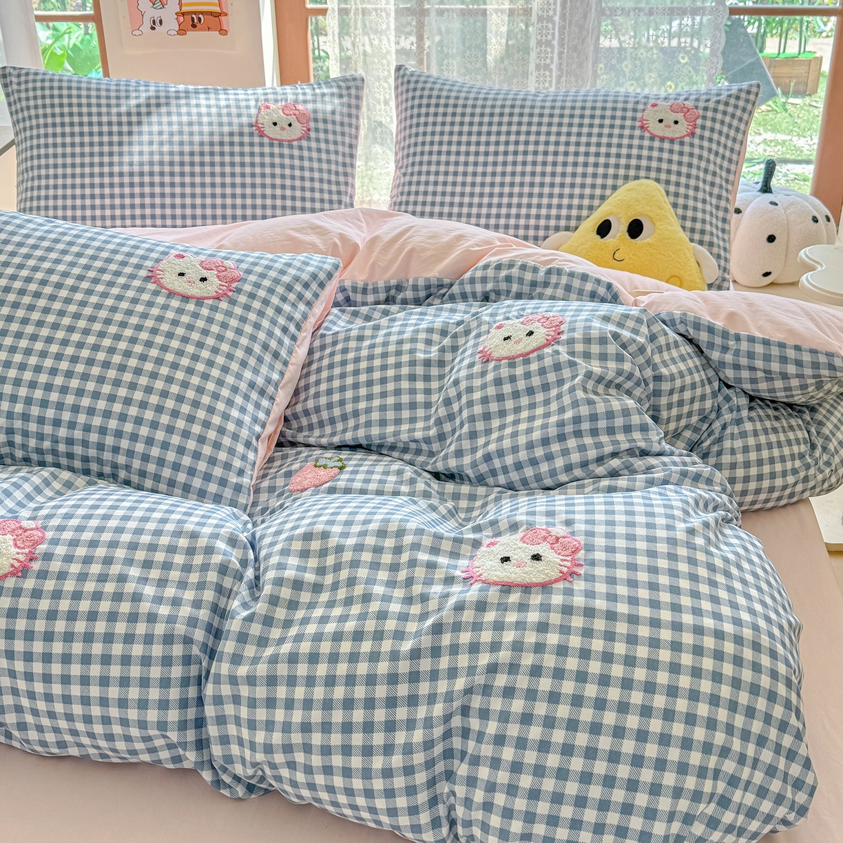 91家纺网 家纺一手货源 找家纺 优卡迪家纺馆 2026新款A类亲肤水洗棉毛巾绣系列四件套下载文件包含买家秀 草莓KT-布丁蓝