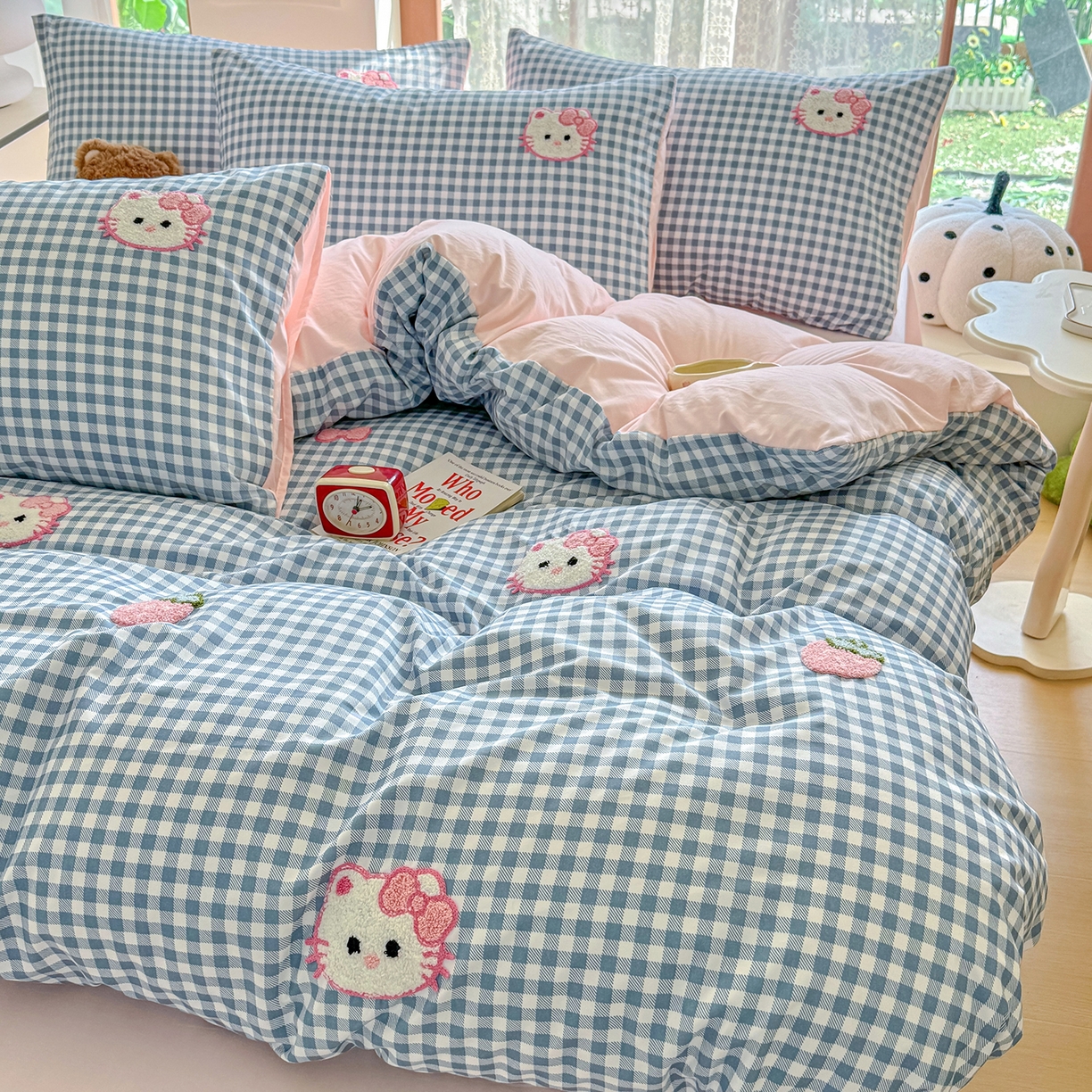 91家纺网 家纺一手货源 找家纺 优卡迪家纺馆 2026新款A类亲肤水洗棉毛巾绣系列四件套下载文件包含买家秀 草莓KT-布丁蓝