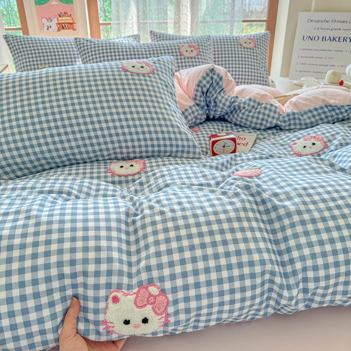 91家纺网 家纺一手货源 找家纺 优卡迪家纺馆 2026新款A类亲肤水洗棉毛巾绣系列四件套下载文件包含买家秀 草莓KT-布丁蓝