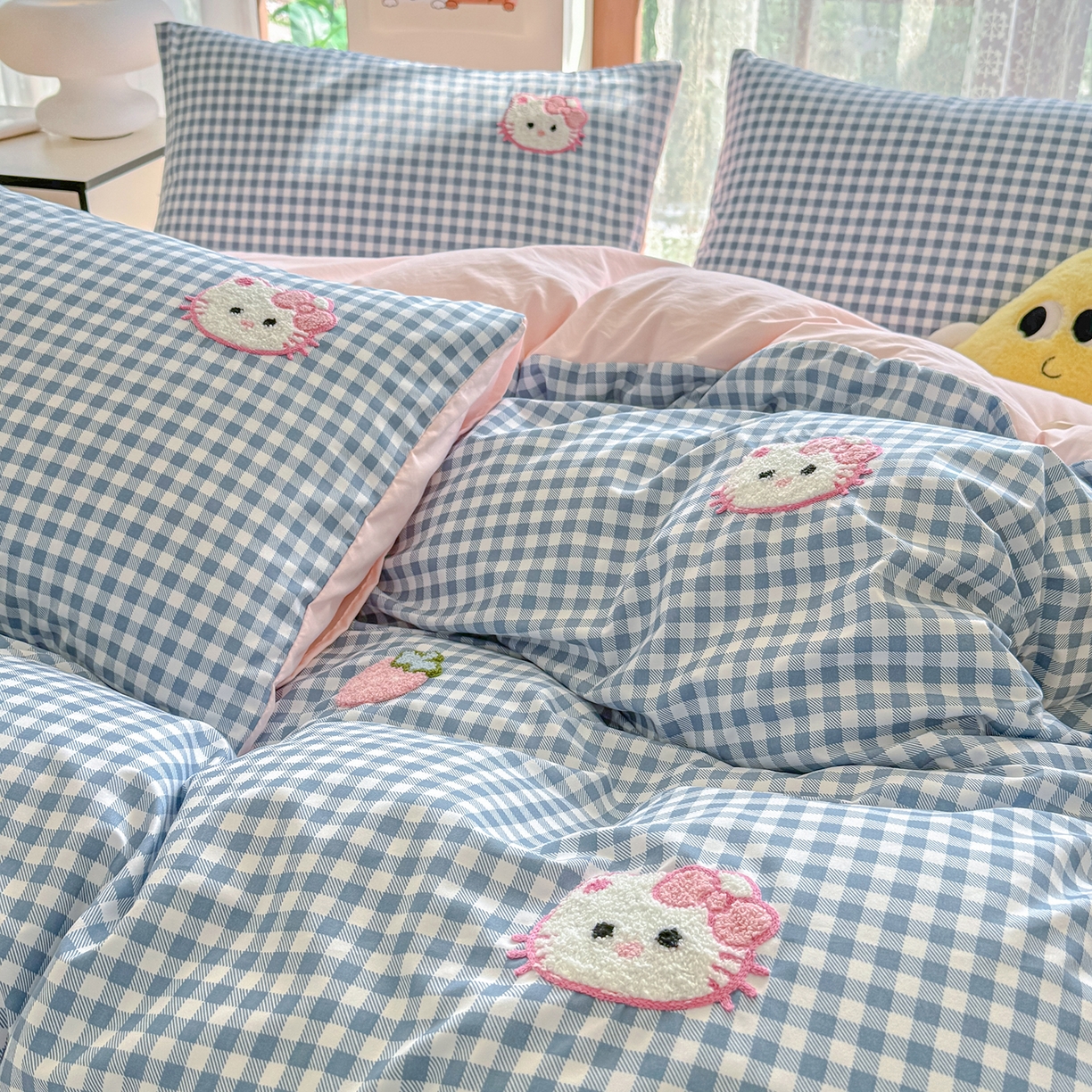 91家纺网 家纺一手货源 找家纺 优卡迪家纺馆 2026新款A类亲肤水洗棉毛巾绣系列四件套下载文件包含买家秀 草莓KT-布丁蓝