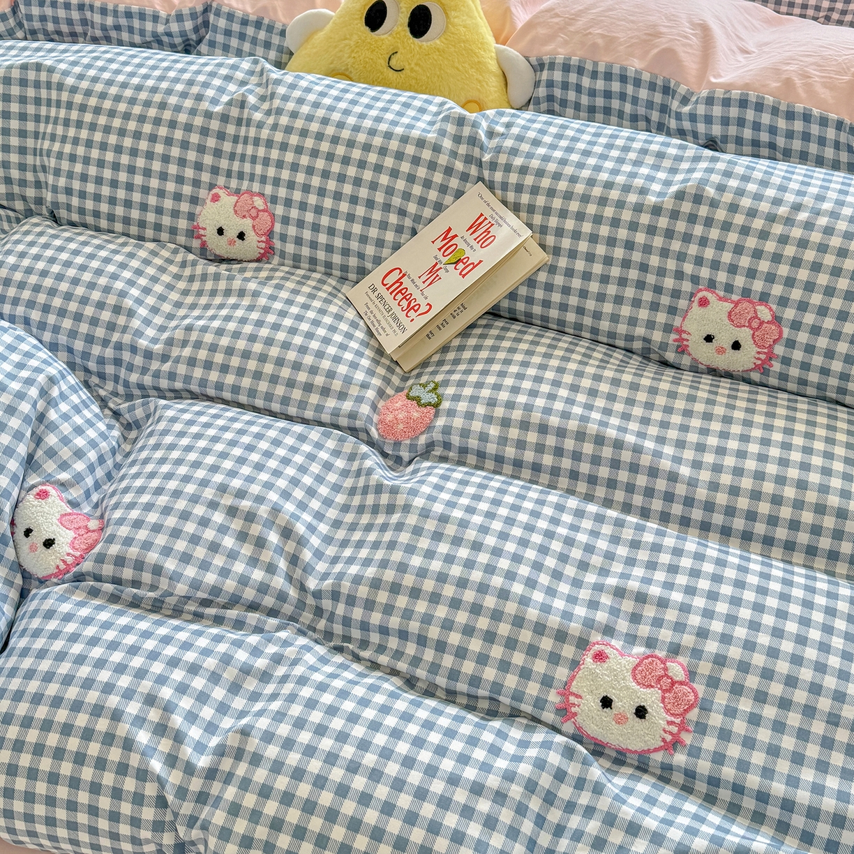 91家纺网 家纺一手货源 找家纺 优卡迪家纺馆 2026新款A类亲肤水洗棉毛巾绣系列四件套下载文件包含买家秀 草莓KT-布丁蓝