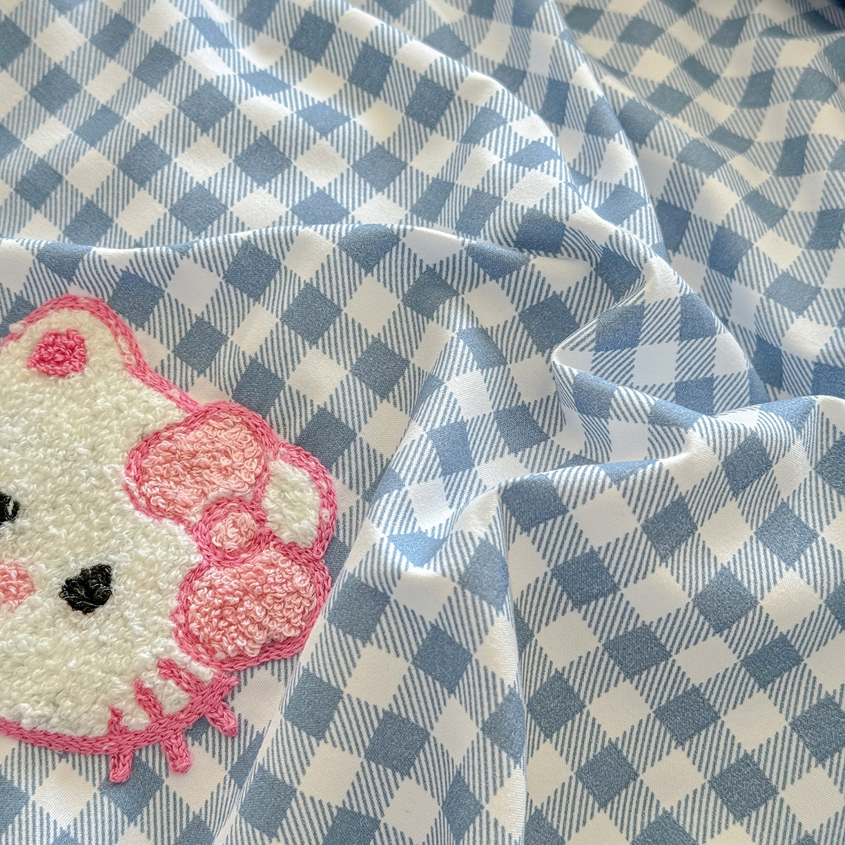 91家纺网 家纺一手货源 找家纺 优卡迪家纺馆 2026新款A类亲肤水洗棉毛巾绣系列四件套下载文件包含买家秀 草莓KT-布丁蓝