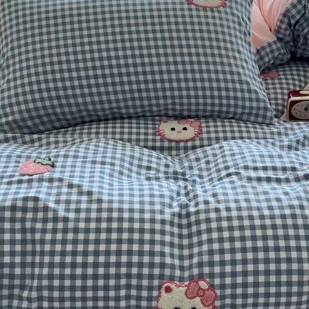 91家纺网 家纺一手货源 找家纺 优卡迪家纺馆 2026新款A类亲肤水洗棉毛巾绣系列四件套下载文件包含买家秀 草莓KT-布丁蓝