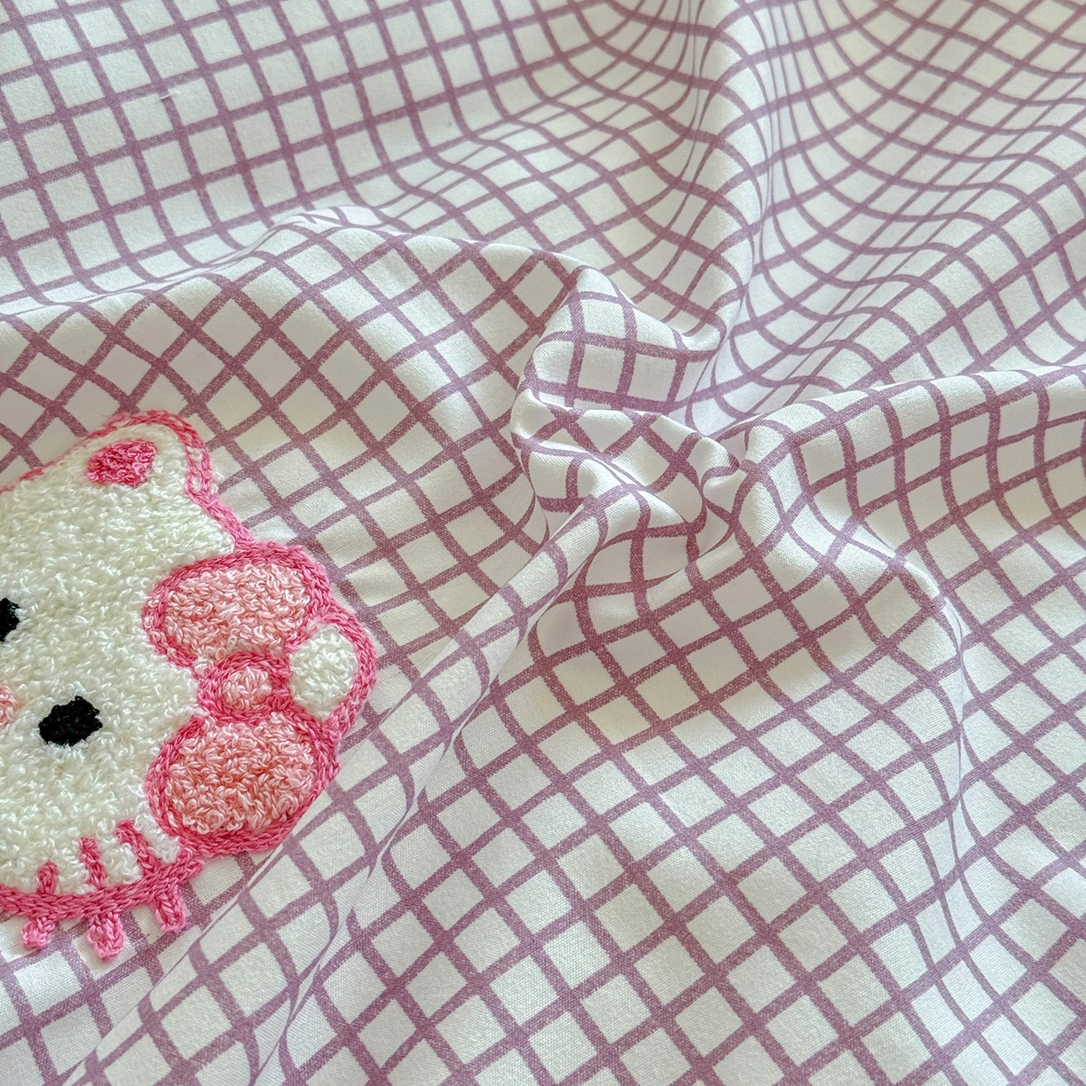 91家纺网 家纺一手货源 找家纺 优卡迪家纺馆 2026新款A类亲肤水洗棉毛巾绣系列四件套下载文件包含买家秀 草莓KT-布丁紫