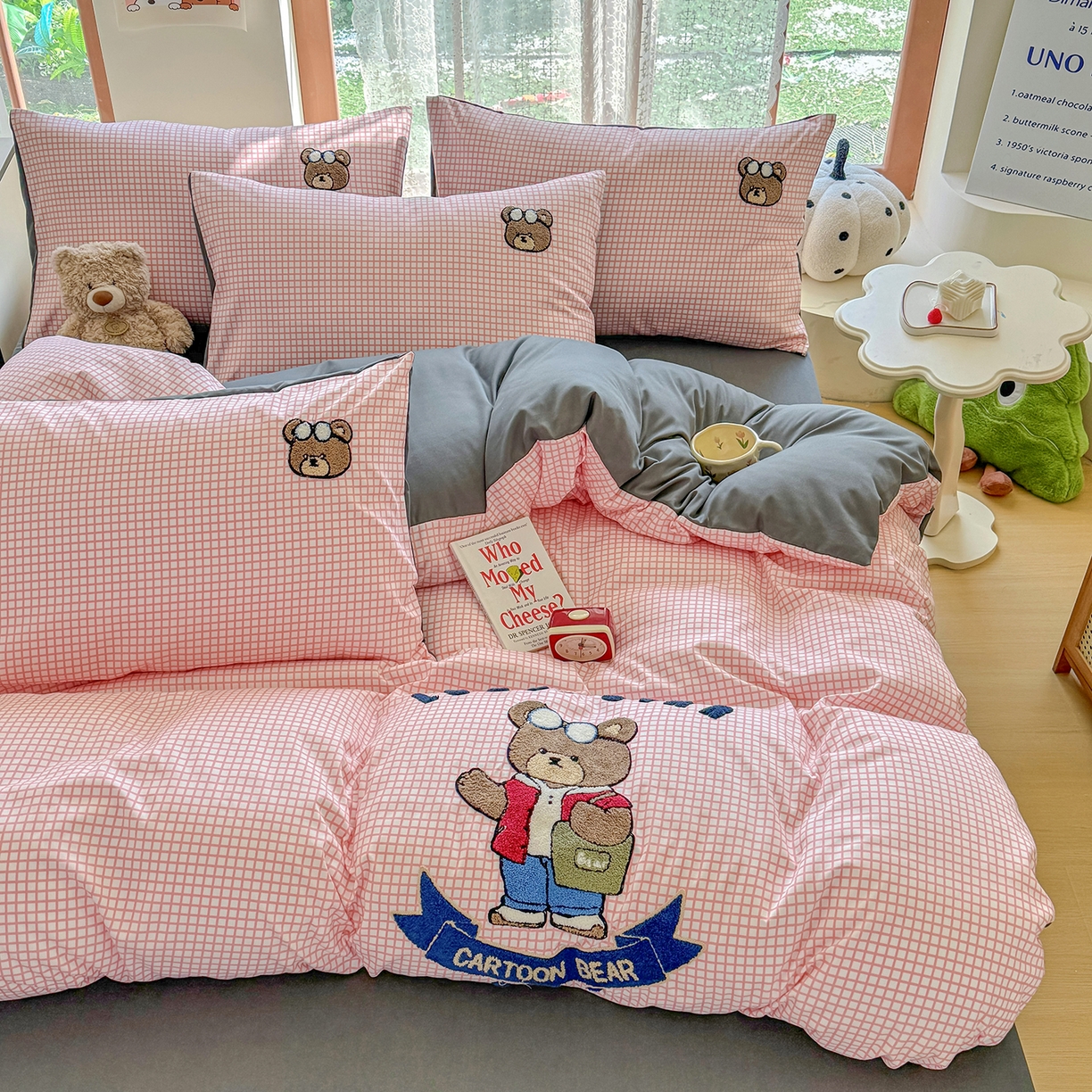 91家纺网 家纺一手货源 找家纺 优卡迪家纺馆 2026新款A类亲肤水洗棉毛巾绣系列四件套下载文件包含买家秀 潮酷熊-布丁粉