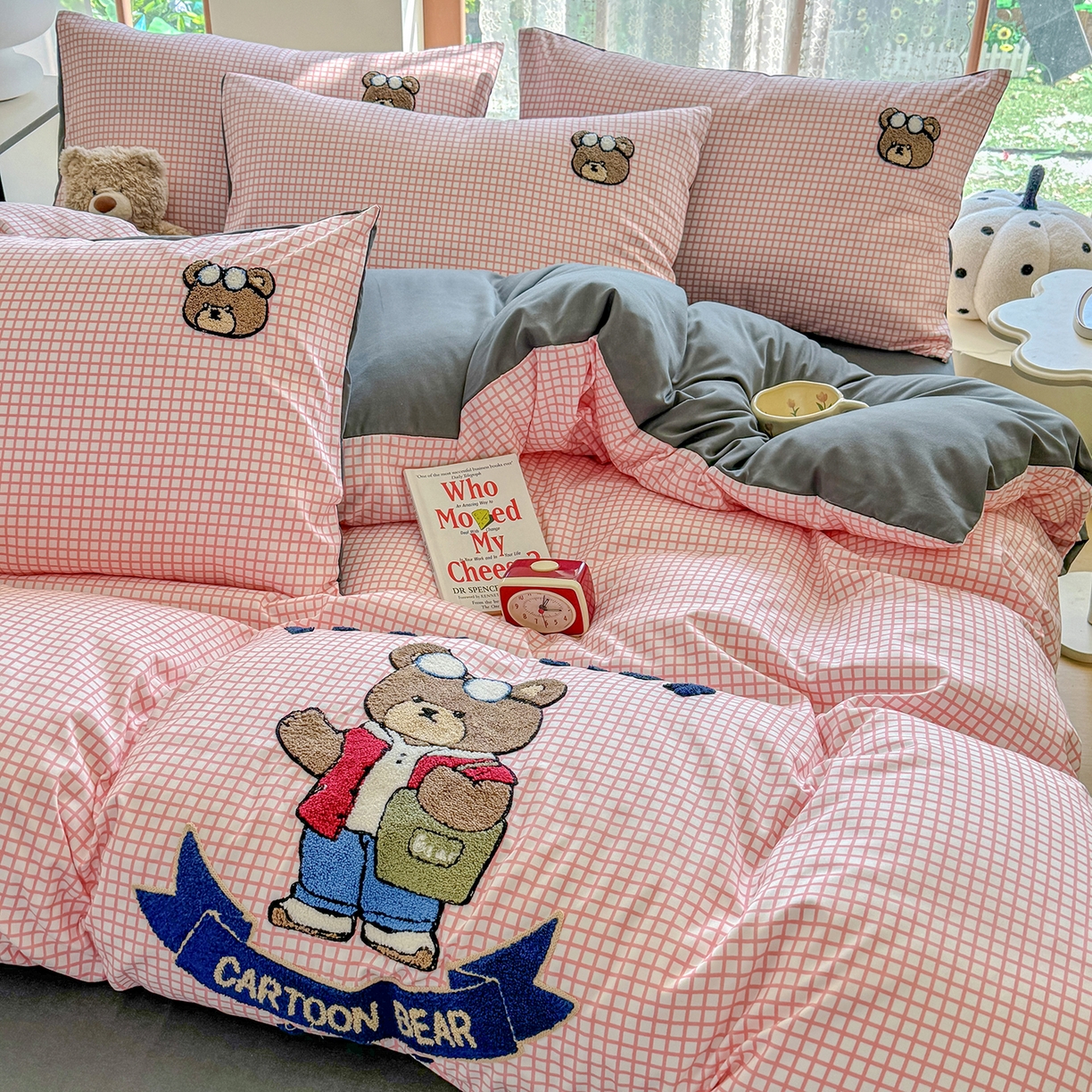 91家纺网 家纺一手货源 找家纺 优卡迪家纺馆 2026新款A类亲肤水洗棉毛巾绣系列四件套下载文件包含买家秀 潮酷熊-布丁粉