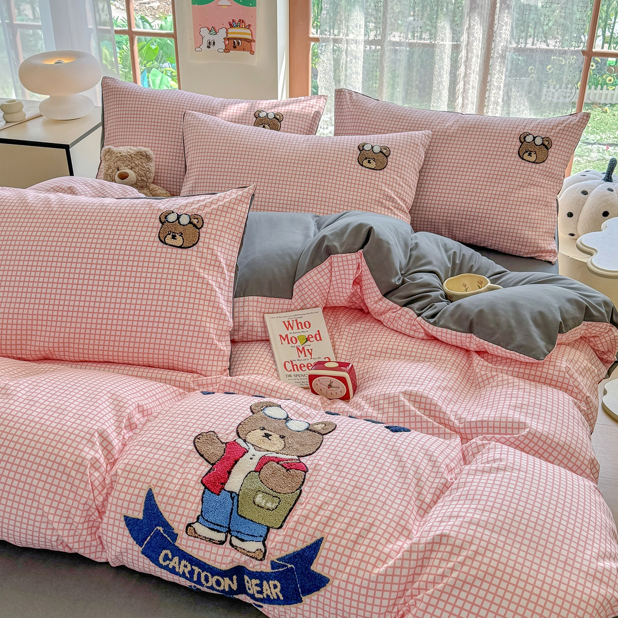 91家纺网 家纺一手货源 找家纺 优卡迪家纺馆 2026新款A类亲肤水洗棉毛巾绣系列四件套下载文件包含买家秀 潮酷熊-布丁粉