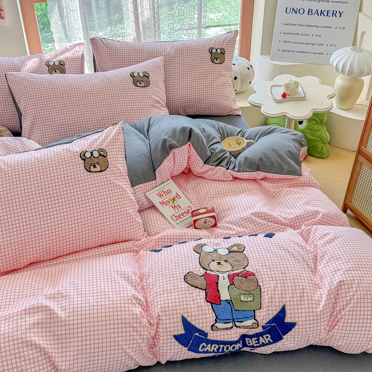 91家纺网 家纺一手货源 找家纺 优卡迪家纺馆 2026新款A类亲肤水洗棉毛巾绣系列四件套下载文件包含买家秀 潮酷熊-布丁粉