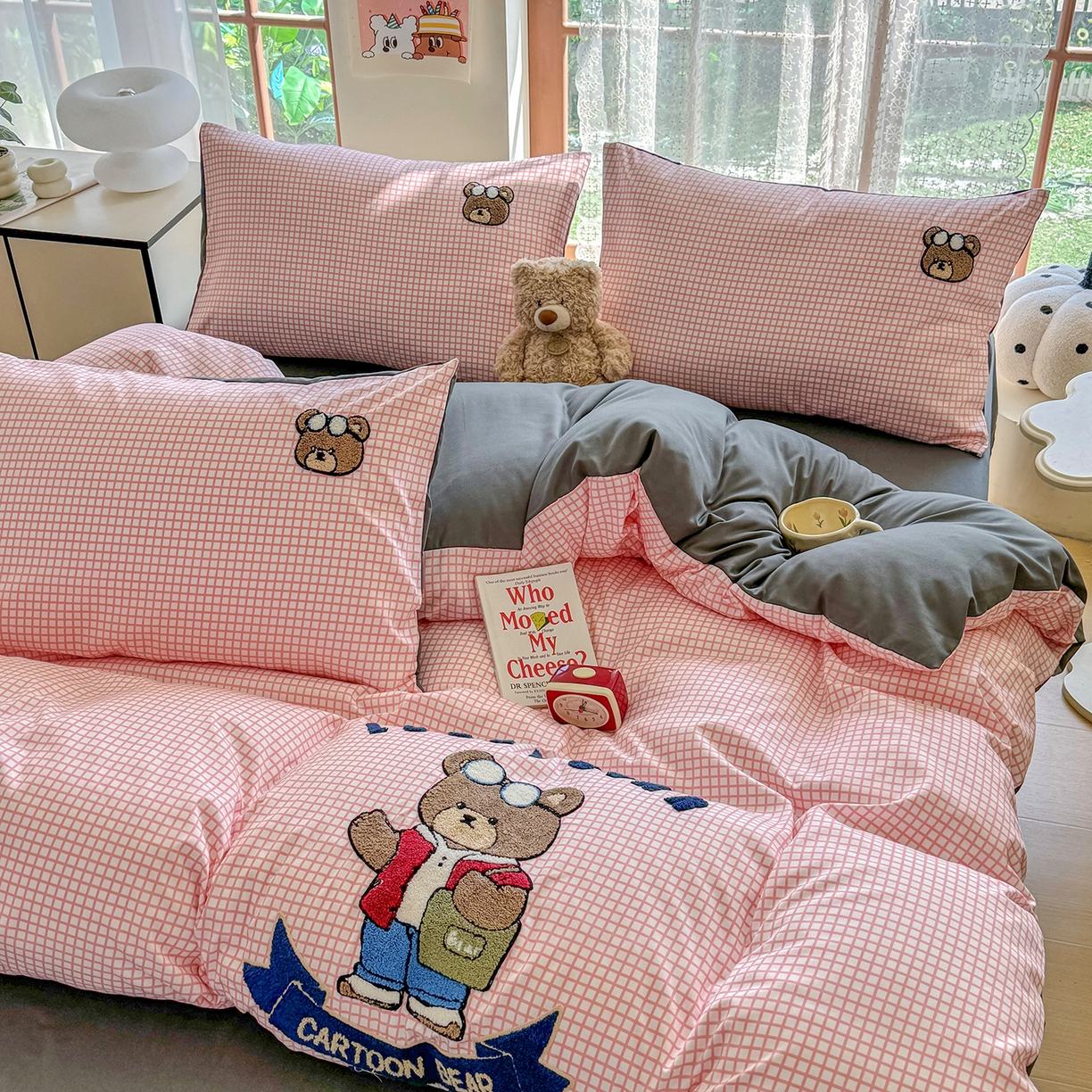 91家纺网 家纺一手货源 找家纺 优卡迪家纺馆 2026新款A类亲肤水洗棉毛巾绣系列四件套下载文件包含买家秀 潮酷熊-布丁粉