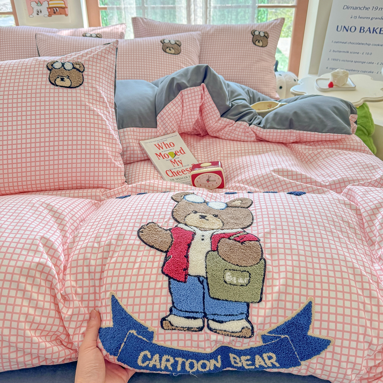 91家纺网 家纺一手货源 找家纺 优卡迪家纺馆 2026新款A类亲肤水洗棉毛巾绣系列四件套下载文件包含买家秀 潮酷熊-布丁粉