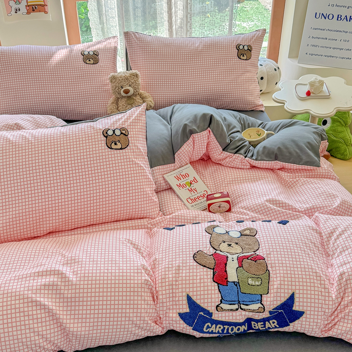 91家纺网 家纺一手货源 找家纺 优卡迪家纺馆 2026新款A类亲肤水洗棉毛巾绣系列四件套下载文件包含买家秀 潮酷熊-布丁粉