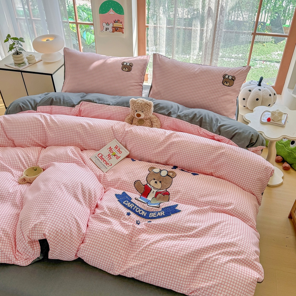 91家纺网 家纺一手货源 找家纺 优卡迪家纺馆 2026新款A类亲肤水洗棉毛巾绣系列四件套下载文件包含买家秀 潮酷熊-布丁粉