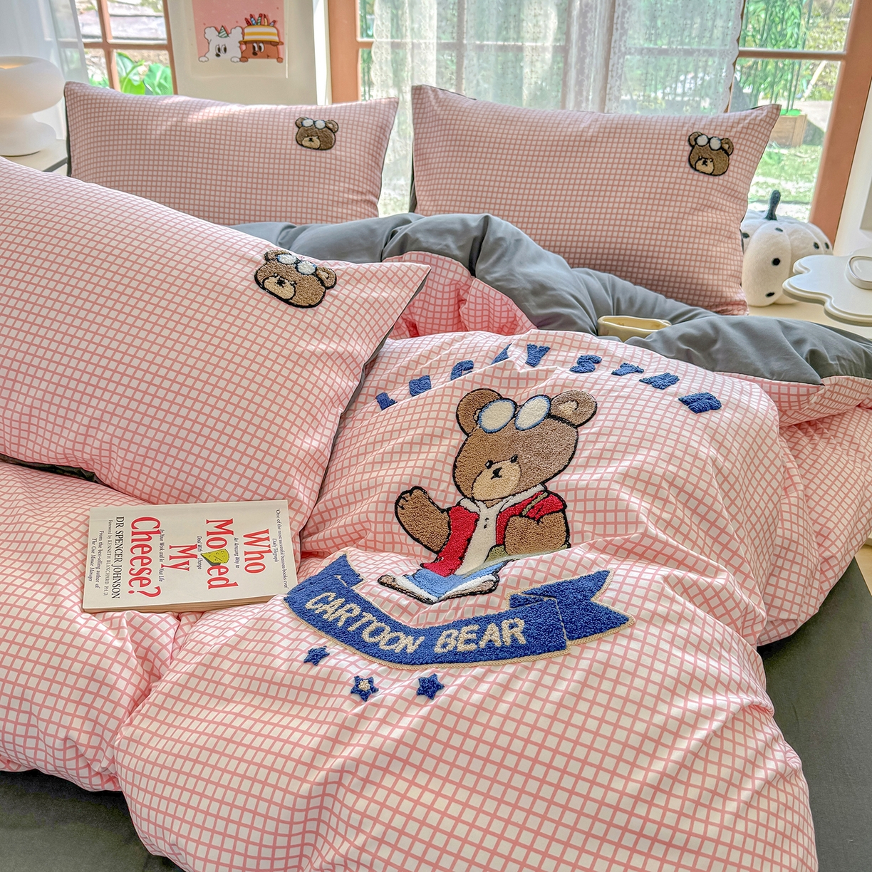 91家纺网 家纺一手货源 找家纺 优卡迪家纺馆 2026新款A类亲肤水洗棉毛巾绣系列四件套下载文件包含买家秀 潮酷熊-布丁粉