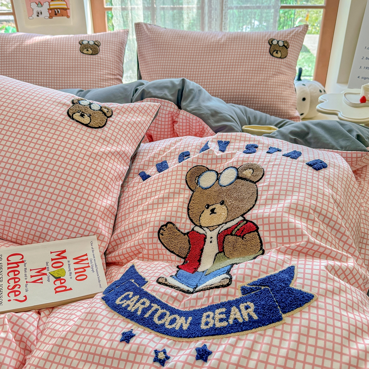 91家纺网 家纺一手货源 找家纺 优卡迪家纺馆 2026新款A类亲肤水洗棉毛巾绣系列四件套下载文件包含买家秀 潮酷熊-布丁粉