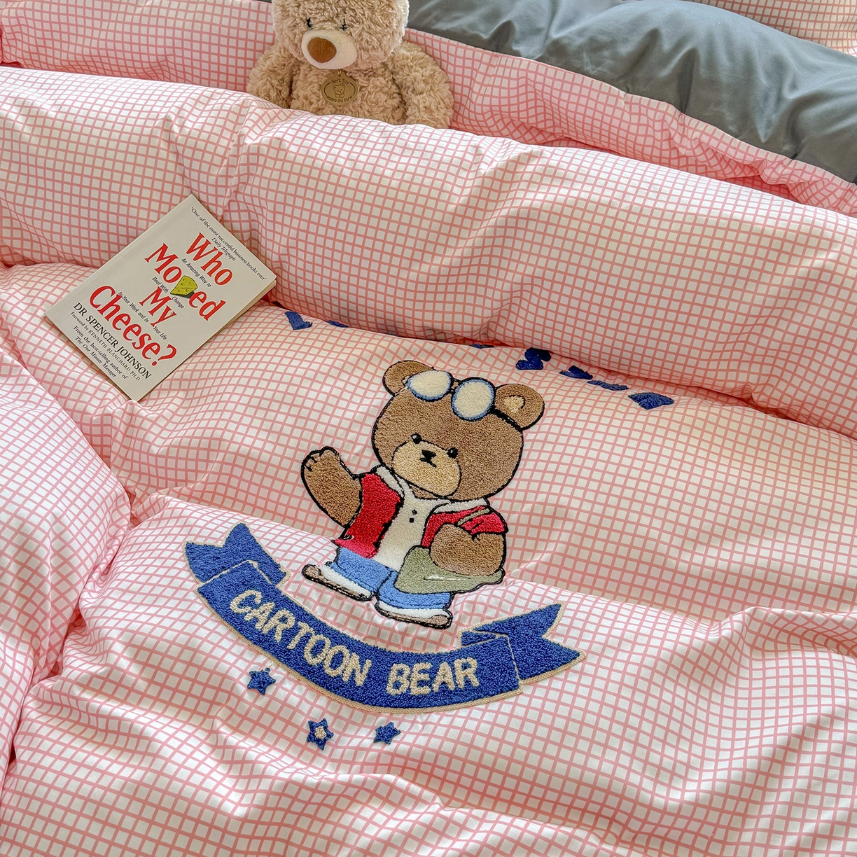 91家纺网 家纺一手货源 找家纺 优卡迪家纺馆 2026新款A类亲肤水洗棉毛巾绣系列四件套下载文件包含买家秀 潮酷熊-布丁粉