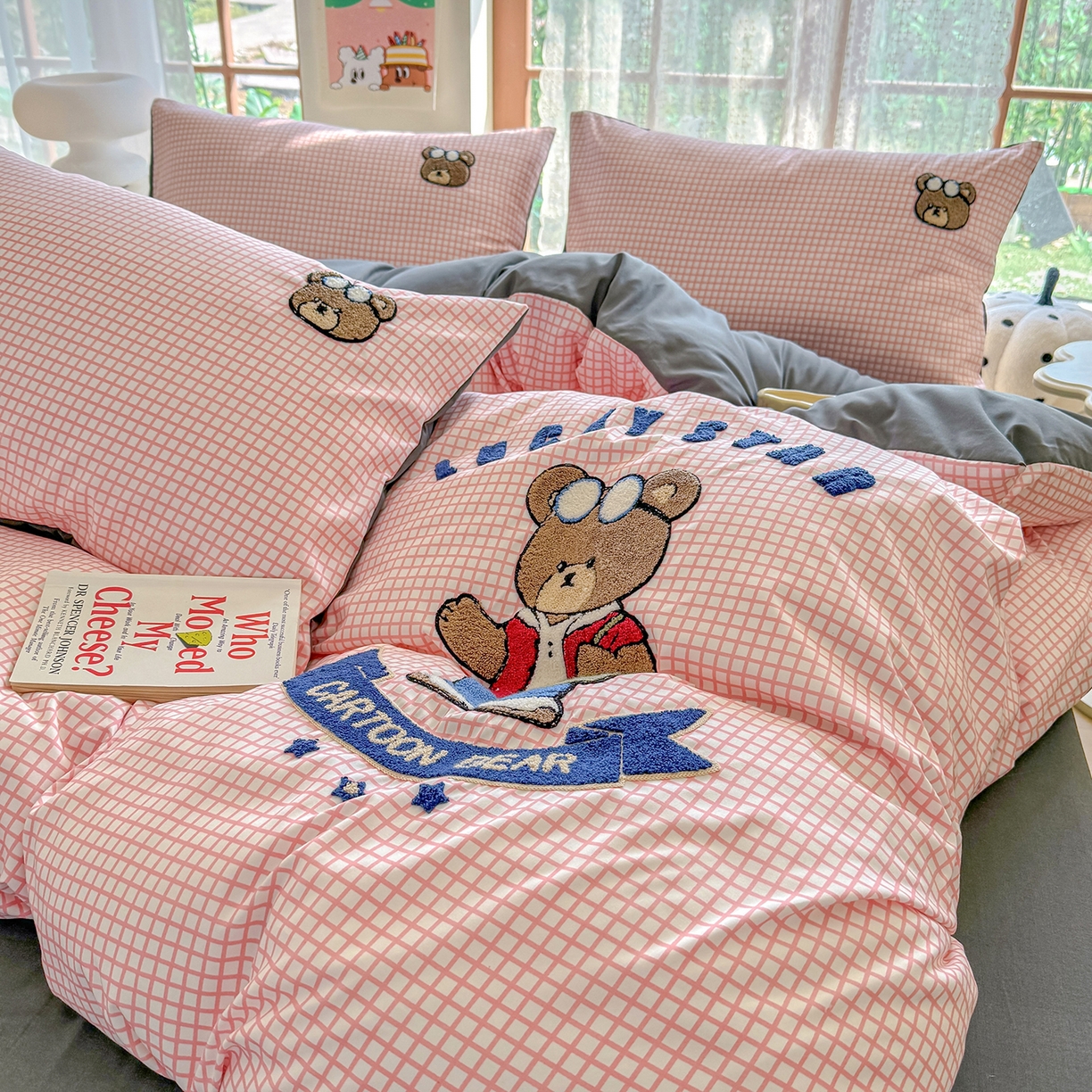 91家纺网 家纺一手货源 找家纺 优卡迪家纺馆 2026新款A类亲肤水洗棉毛巾绣系列四件套下载文件包含买家秀 潮酷熊-布丁粉