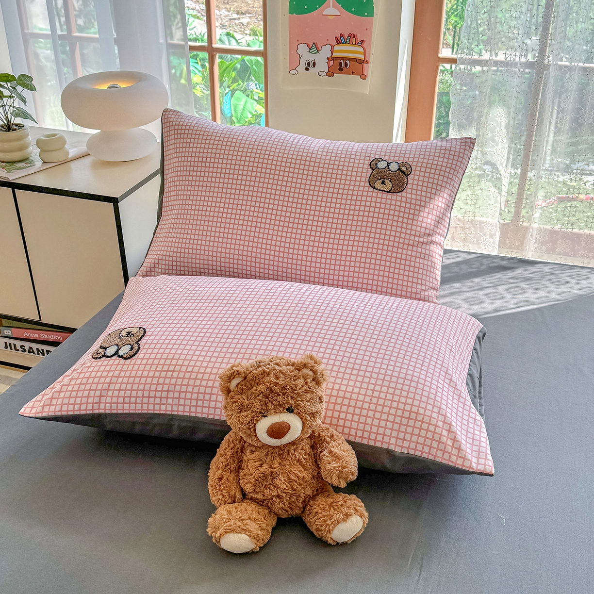 91家纺网 家纺一手货源 找家纺 优卡迪家纺馆 2026新款A类亲肤水洗棉毛巾绣系列四件套下载文件包含买家秀 潮酷熊-布丁粉