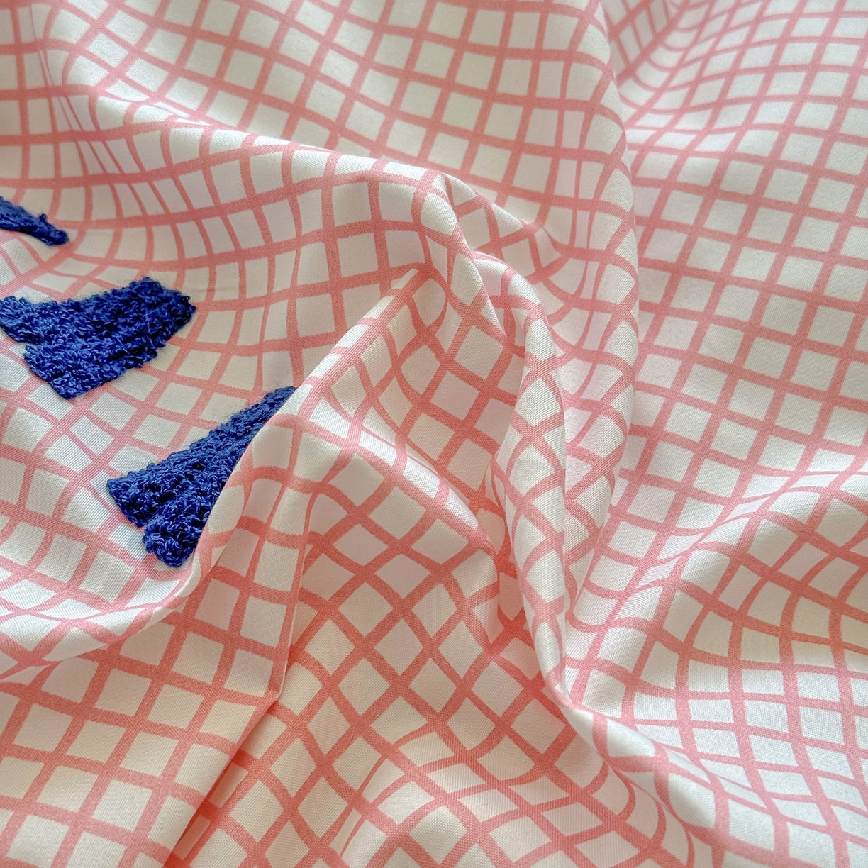 91家纺网 家纺一手货源 找家纺 优卡迪家纺馆 2026新款A类亲肤水洗棉毛巾绣系列四件套下载文件包含买家秀 潮酷熊-布丁粉