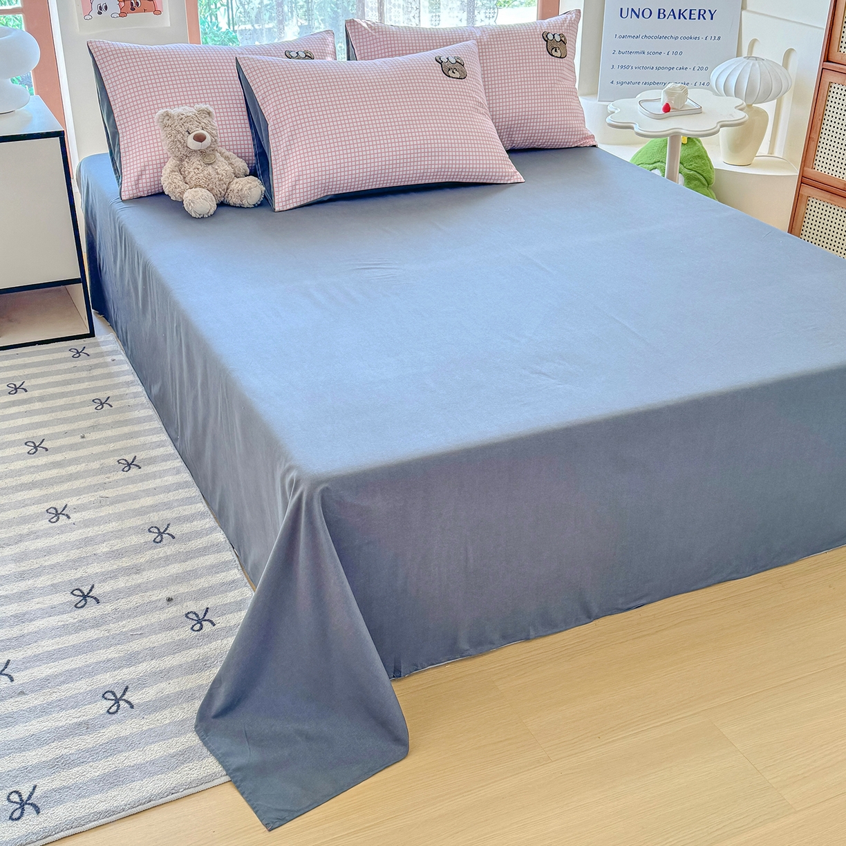 91家纺网 家纺一手货源 找家纺 优卡迪家纺馆 2026新款A类亲肤水洗棉毛巾绣系列四件套下载文件包含买家秀 潮酷熊-布丁粉