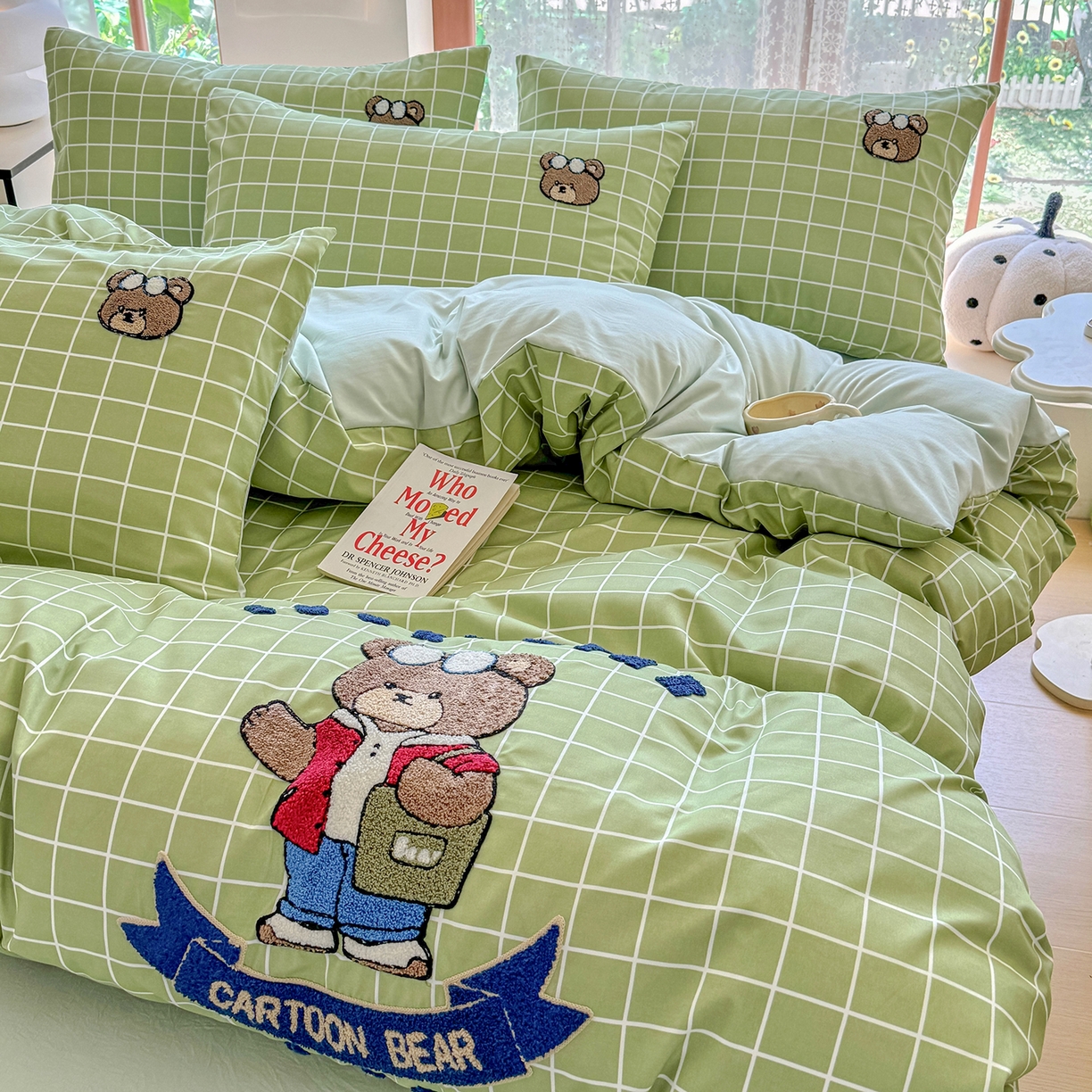 91家纺网 家纺一手货源 找家纺 优卡迪家纺馆 2026新款A类亲肤水洗棉毛巾绣系列四件套下载文件包含买家秀 潮酷熊-浅绿格