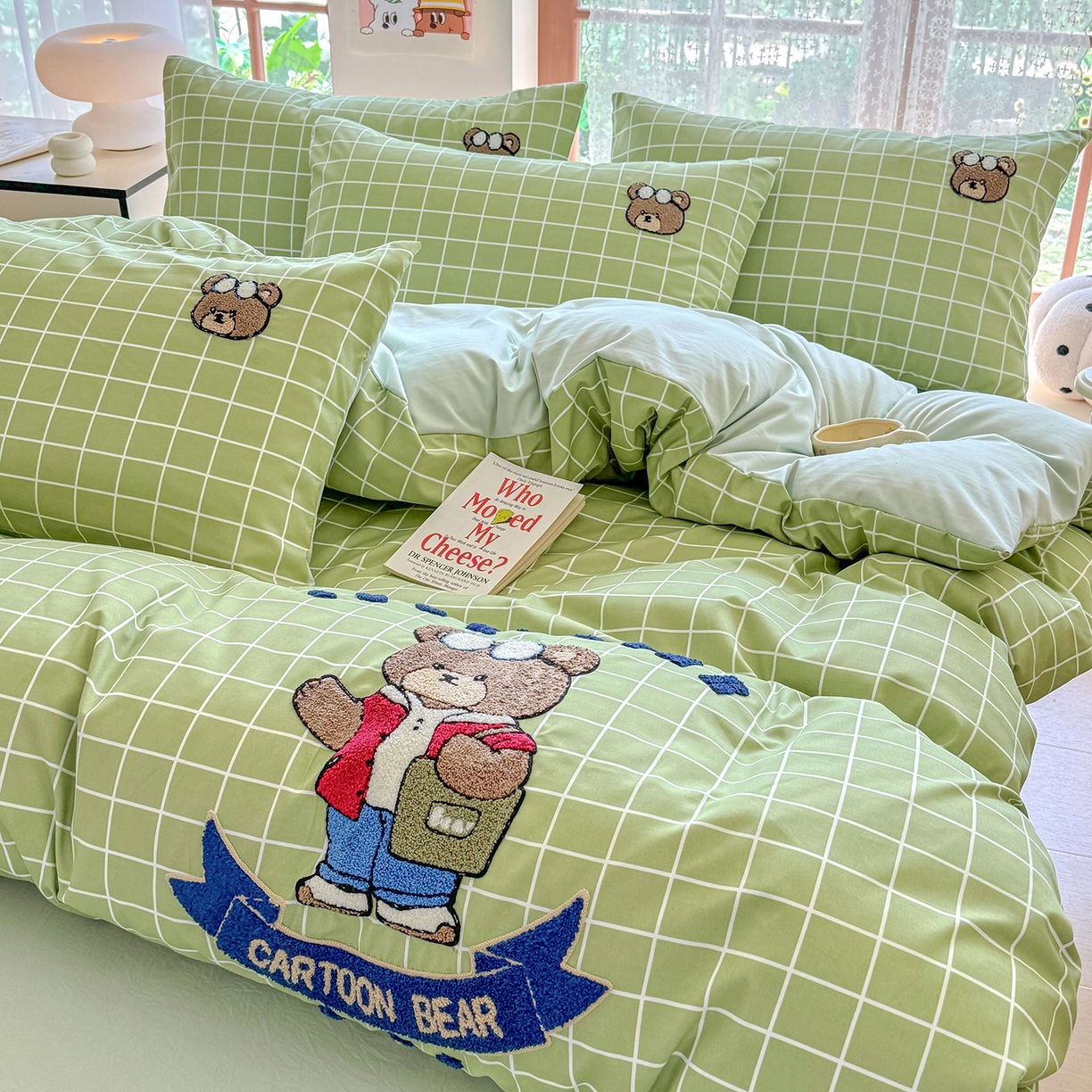 91家纺网 家纺一手货源 找家纺 优卡迪家纺馆 2026新款A类亲肤水洗棉毛巾绣系列四件套下载文件包含买家秀 潮酷熊-浅绿格