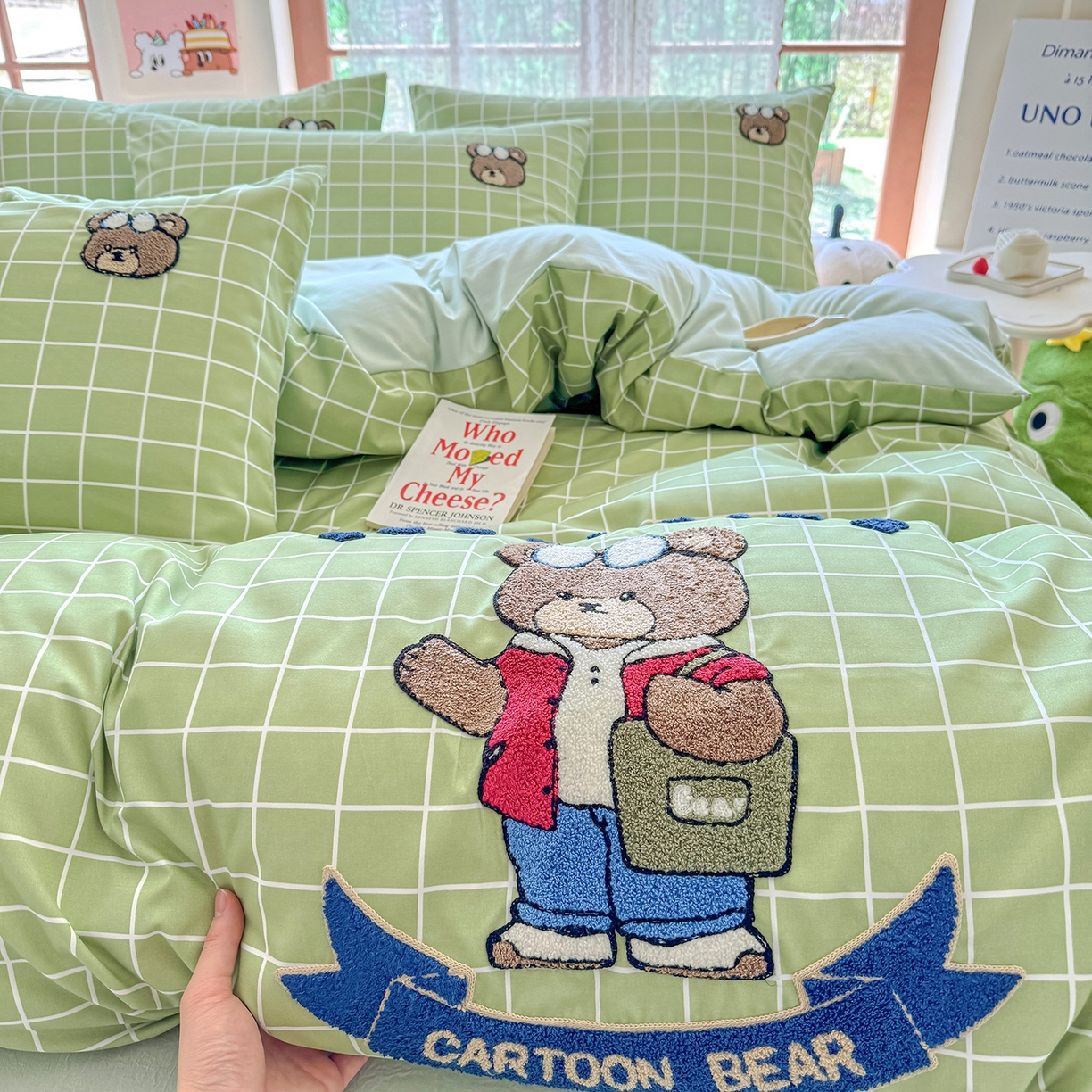 91家纺网 家纺一手货源 找家纺 优卡迪家纺馆 2026新款A类亲肤水洗棉毛巾绣系列四件套下载文件包含买家秀 潮酷熊-浅绿格