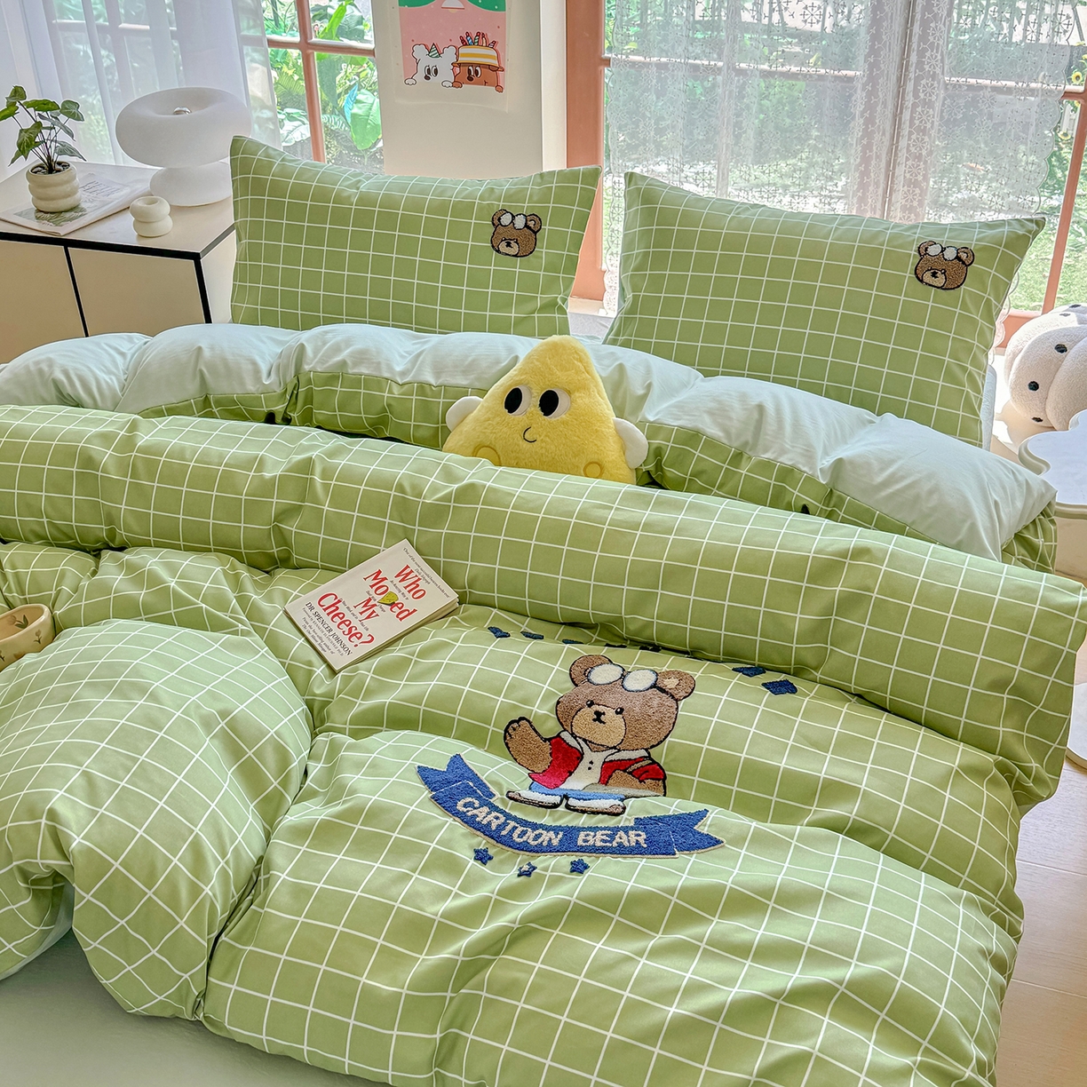 91家纺网 家纺一手货源 找家纺 优卡迪家纺馆 2026新款A类亲肤水洗棉毛巾绣系列四件套下载文件包含买家秀 潮酷熊-浅绿格