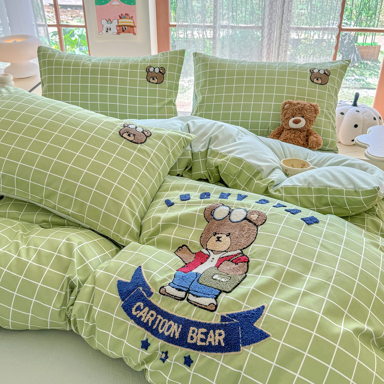 91家纺网 家纺一手货源 找家纺 优卡迪家纺馆 2026新款A类亲肤水洗棉毛巾绣系列四件套下载文件包含买家秀 潮酷熊-浅绿格