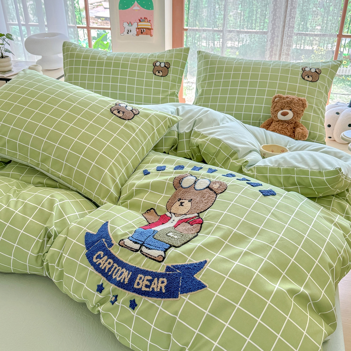 91家纺网 家纺一手货源 找家纺 优卡迪家纺馆 2026新款A类亲肤水洗棉毛巾绣系列四件套下载文件包含买家秀 潮酷熊-浅绿格