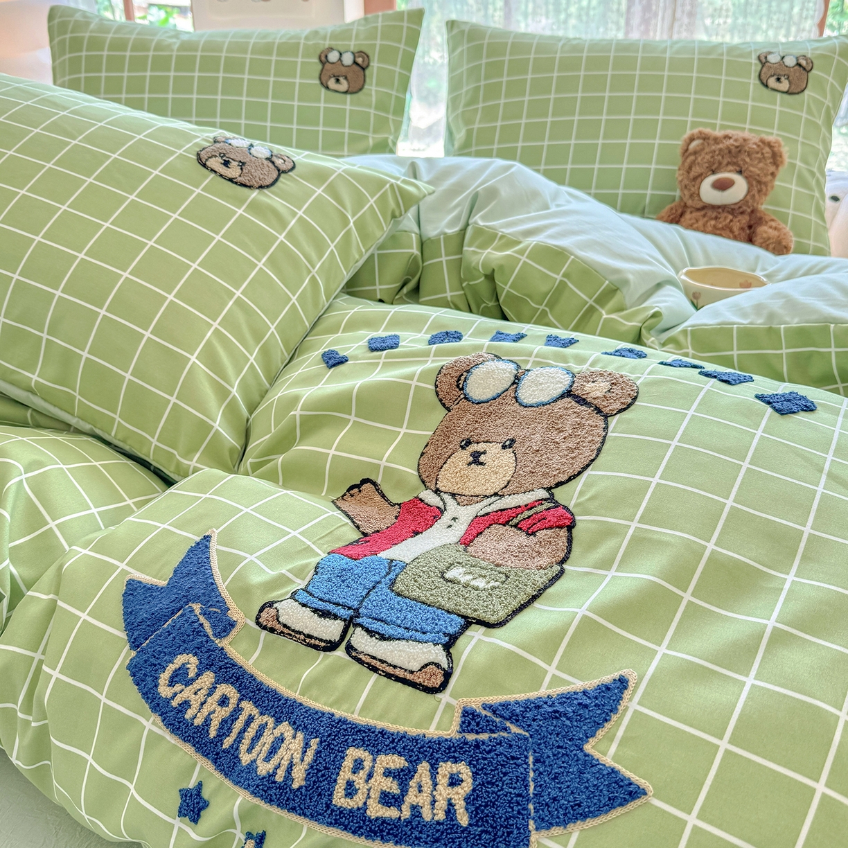 91家纺网 家纺一手货源 找家纺 优卡迪家纺馆 2026新款A类亲肤水洗棉毛巾绣系列四件套下载文件包含买家秀 潮酷熊-浅绿格