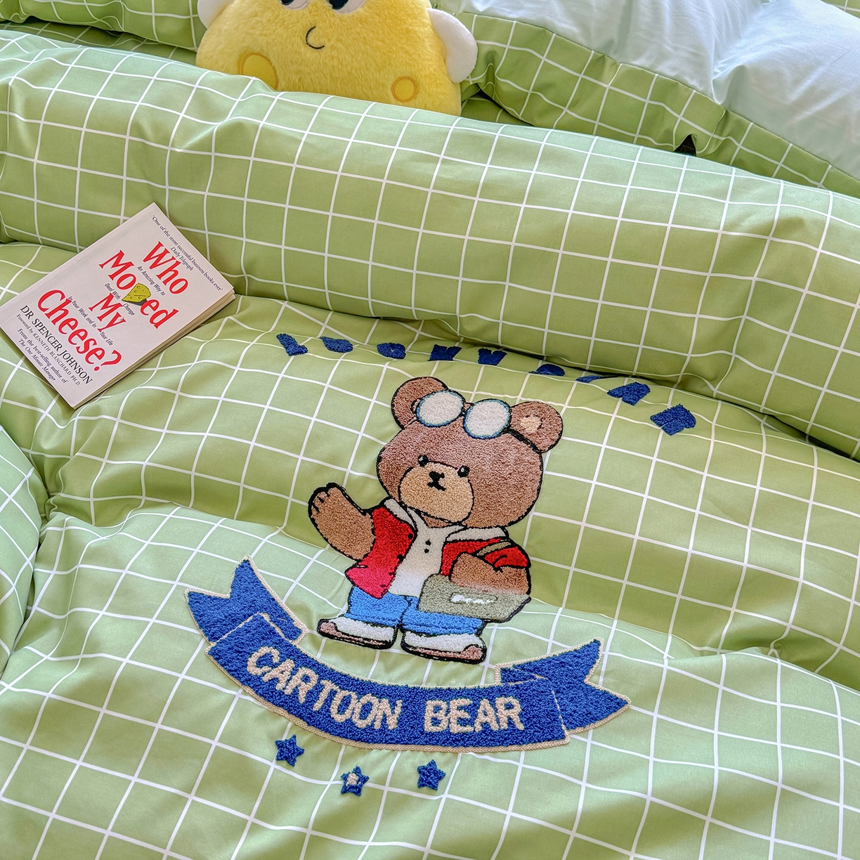 91家纺网 家纺一手货源 找家纺 优卡迪家纺馆 2026新款A类亲肤水洗棉毛巾绣系列四件套下载文件包含买家秀 潮酷熊-浅绿格