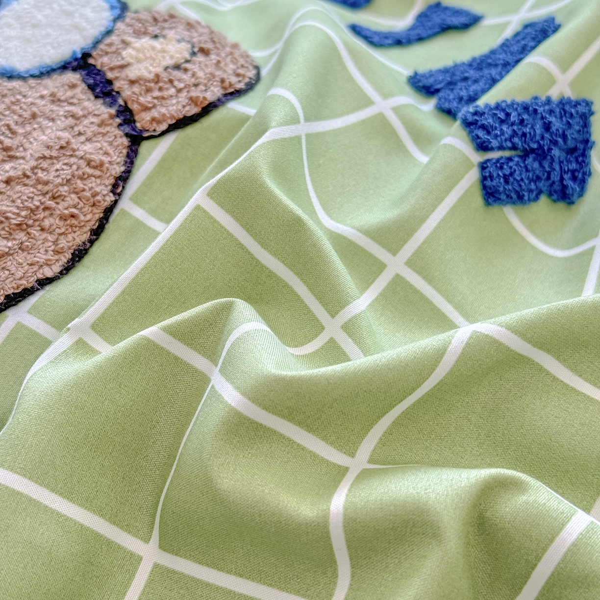 91家纺网 家纺一手货源 找家纺 优卡迪家纺馆 2026新款A类亲肤水洗棉毛巾绣系列四件套下载文件包含买家秀 潮酷熊-浅绿格