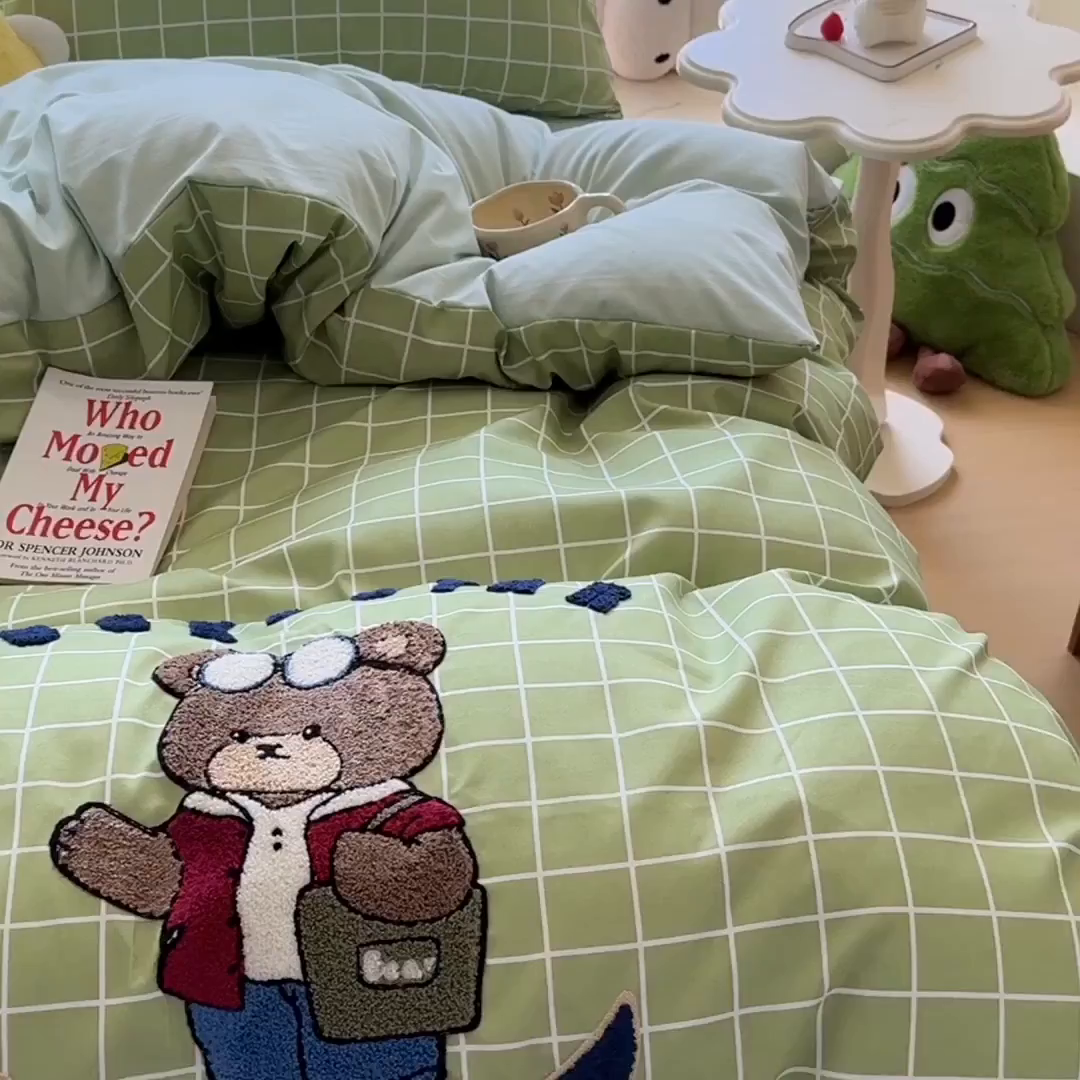 91家纺网 家纺一手货源 找家纺 优卡迪家纺馆 2026新款A类亲肤水洗棉毛巾绣系列四件套下载文件包含买家秀 潮酷熊-浅绿格