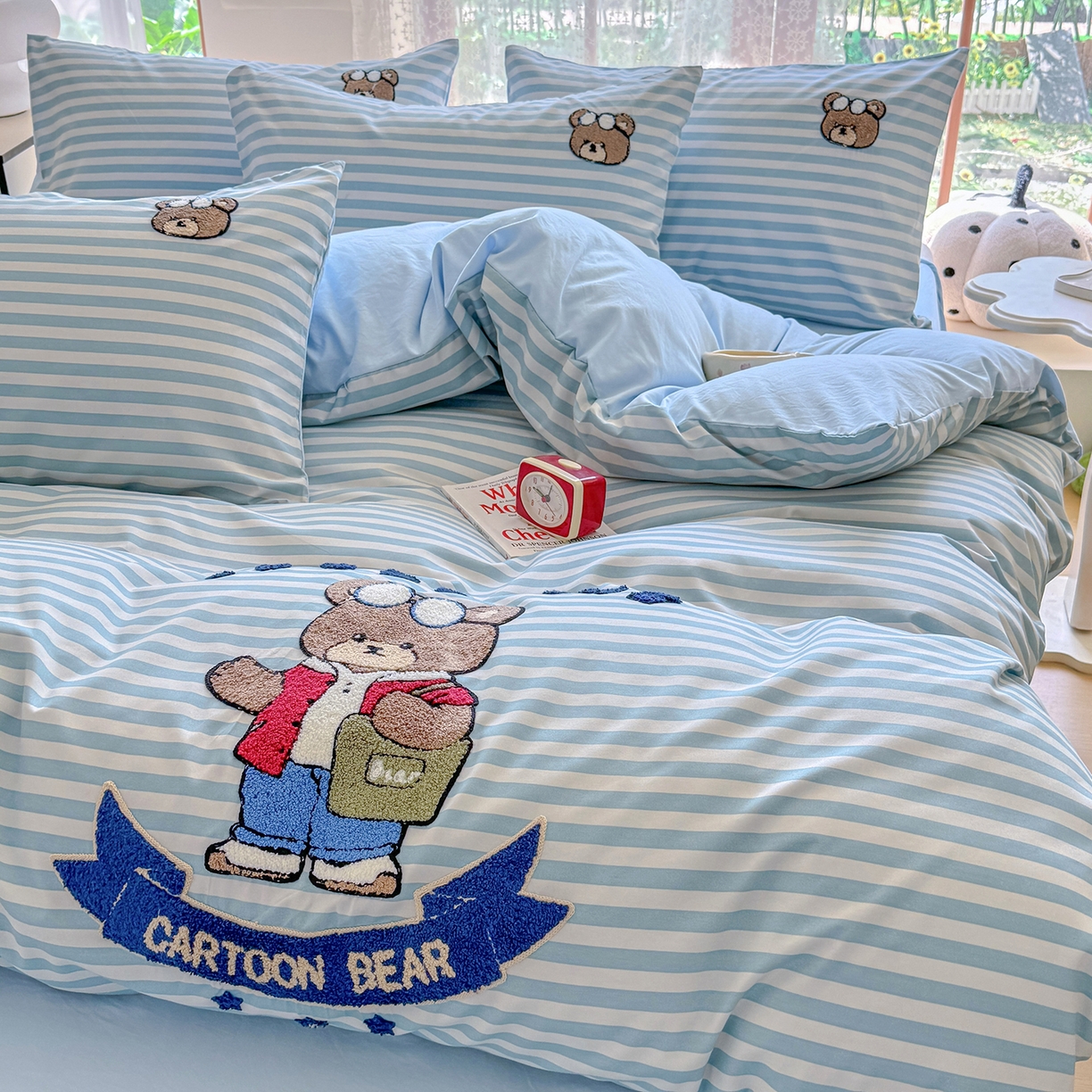 91家纺网 家纺一手货源 找家纺 优卡迪家纺馆 2026新款A类亲肤水洗棉毛巾绣系列四件套下载文件包含买家秀 潮酷熊-水兰条