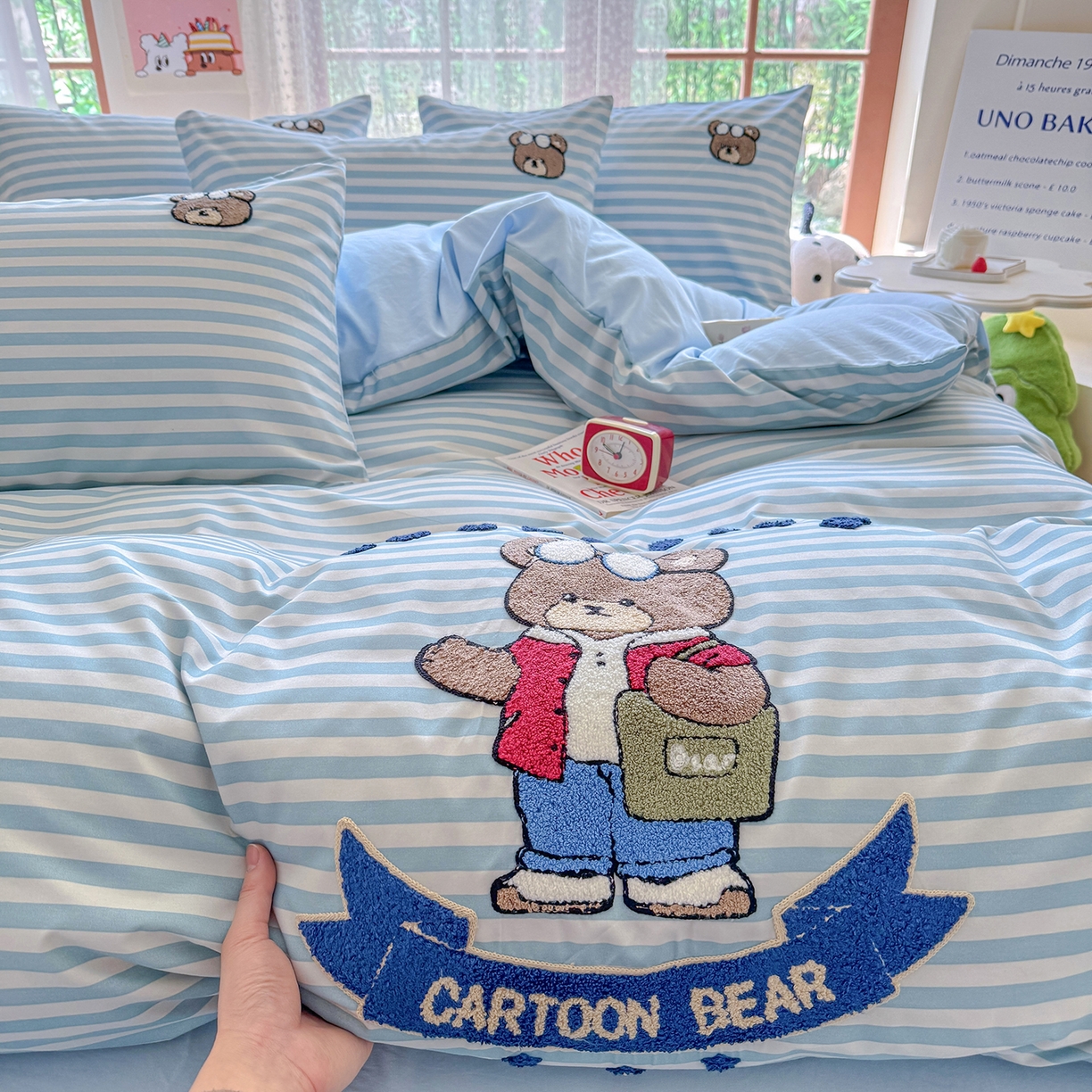 91家纺网 家纺一手货源 找家纺 优卡迪家纺馆 2026新款A类亲肤水洗棉毛巾绣系列四件套下载文件包含买家秀 潮酷熊-水兰条