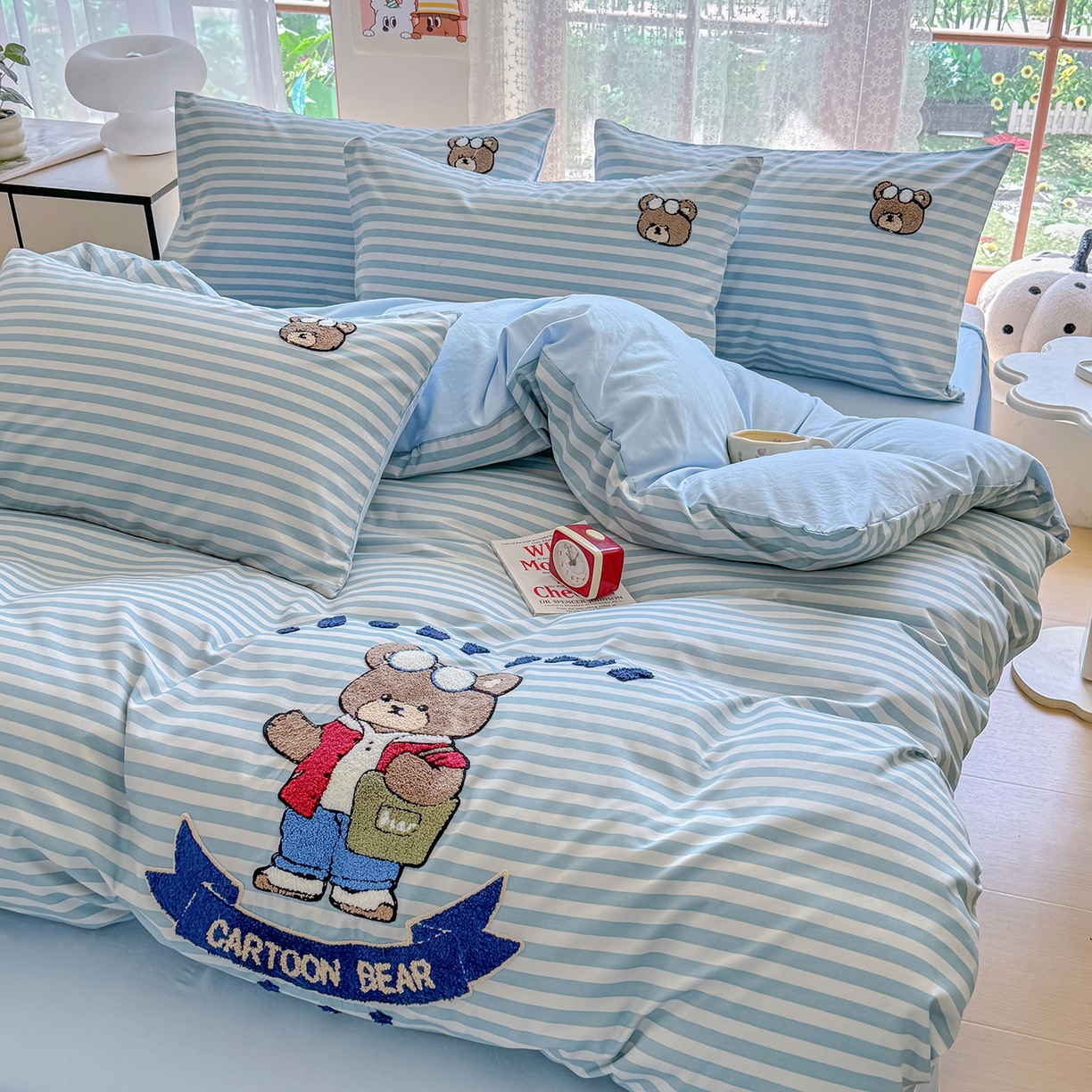 91家纺网 家纺一手货源 找家纺 优卡迪家纺馆 2026新款A类亲肤水洗棉毛巾绣系列四件套下载文件包含买家秀 潮酷熊-水兰条