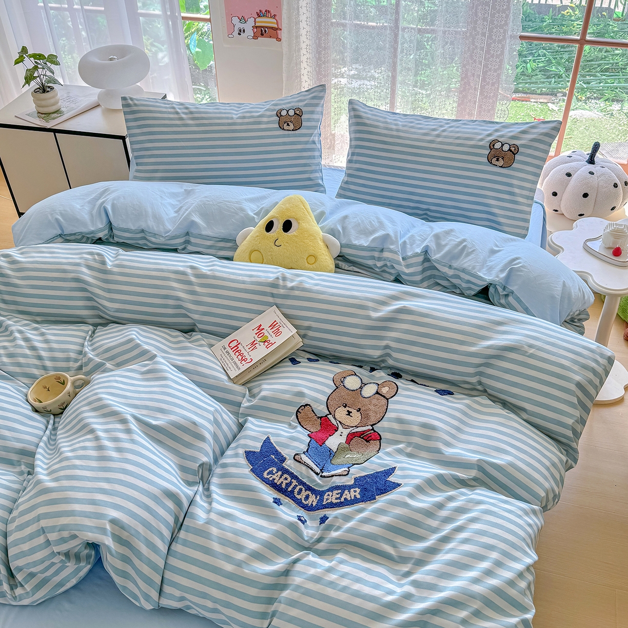 91家纺网 家纺一手货源 找家纺 优卡迪家纺馆 2026新款A类亲肤水洗棉毛巾绣系列四件套下载文件包含买家秀 潮酷熊-水兰条