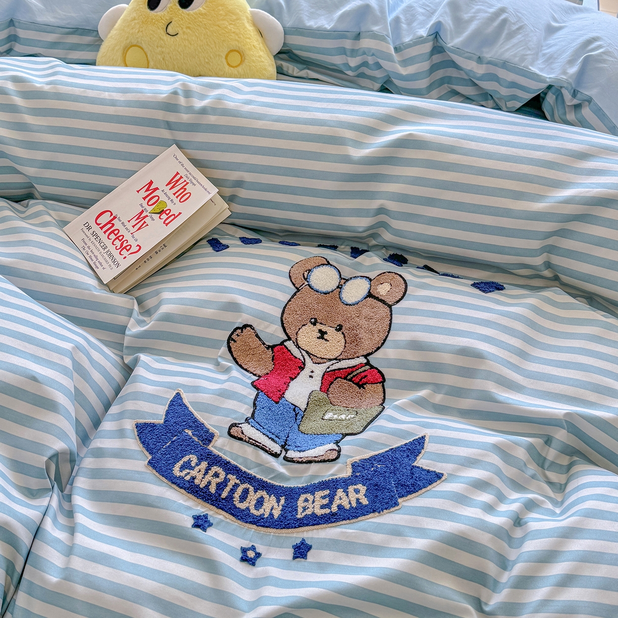 91家纺网 家纺一手货源 找家纺 优卡迪家纺馆 2026新款A类亲肤水洗棉毛巾绣系列四件套下载文件包含买家秀 潮酷熊-水兰条